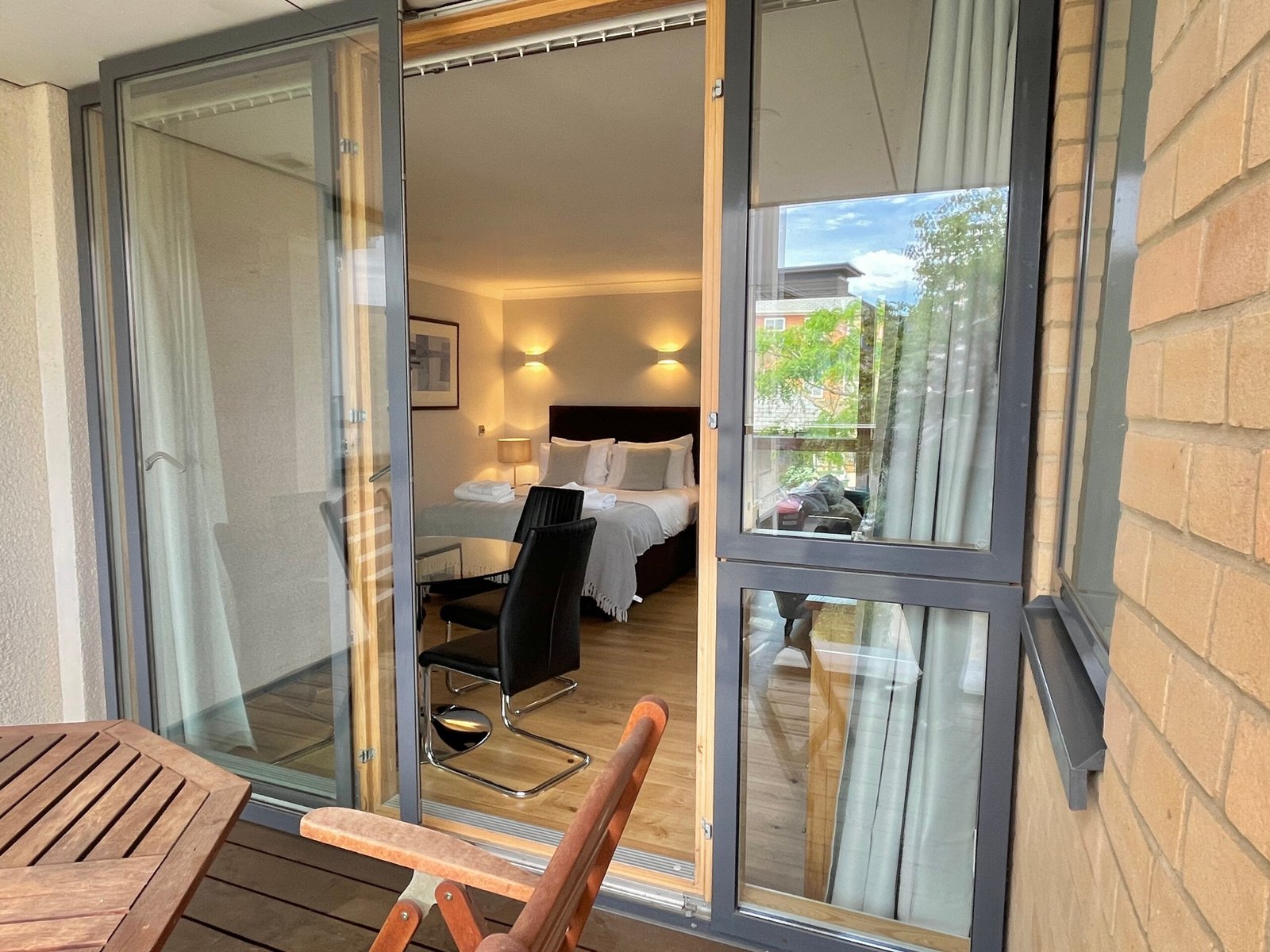 Petersfield Serviced Apartments – Wellington Street | Urban Stay Book-Petersfield-serviced-apartments-with-balconies,-kitchens,-WiFi,-and-easy-access-to-Cambridge-Station.Ideal-for-business-&-extended-stays.