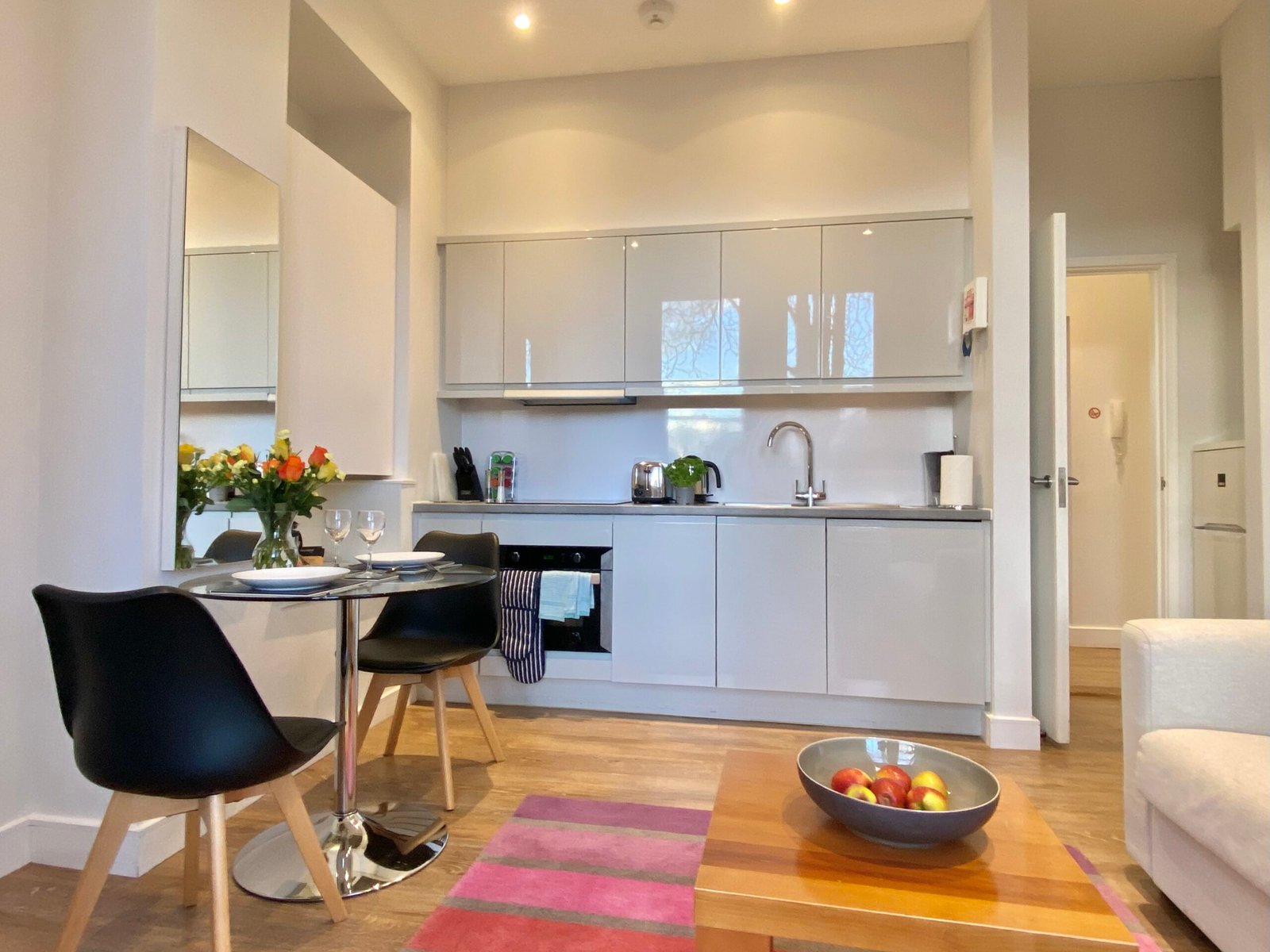 Holiday Rentals Cambridge – Jubilee House Serviced Apartments Book-furnished-Holiday-Rentals-Cambridge-for-1-week,-1-month-or-longer!-Our-short-let-apartments-are-near-university-and-tourist-sights.