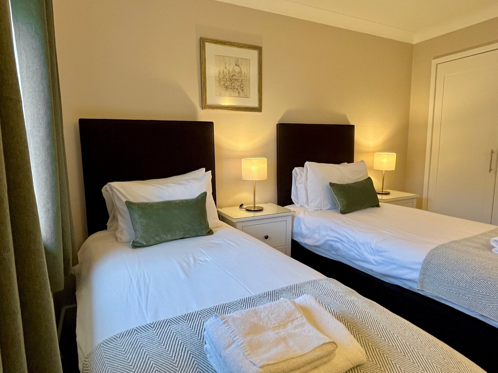 Cambridge Corporate Accommodation – Cherry Hinton | Urban Stay Looking-for-the-best-short-let-accommodation-in-Cambridge?-Book-this-Cambridge-Corporate-Accommodation.-Cheap-direct-rates