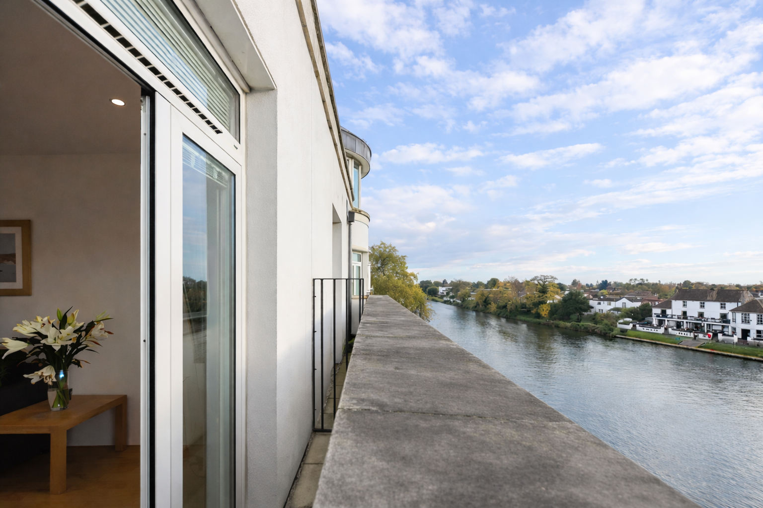 Serviced Apartments Staines – Thames Edge Short Lets UK Furnished-Serviced-Apartments-Staines-with-parking,-wifi,-all-bills-included.-Book-corporate-accommodation-in-West-London-with-Thames-views!