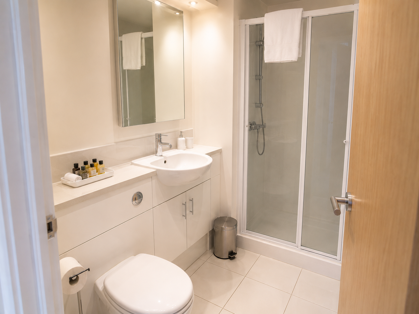 Serviced Apartments Staines – Thames Edge Short Lets UK Furnished-Serviced-Apartments-Staines-with-parking,-wifi,-all-bills-included.-Book-corporate-accommodation-in-West-London-with-Thames-views!