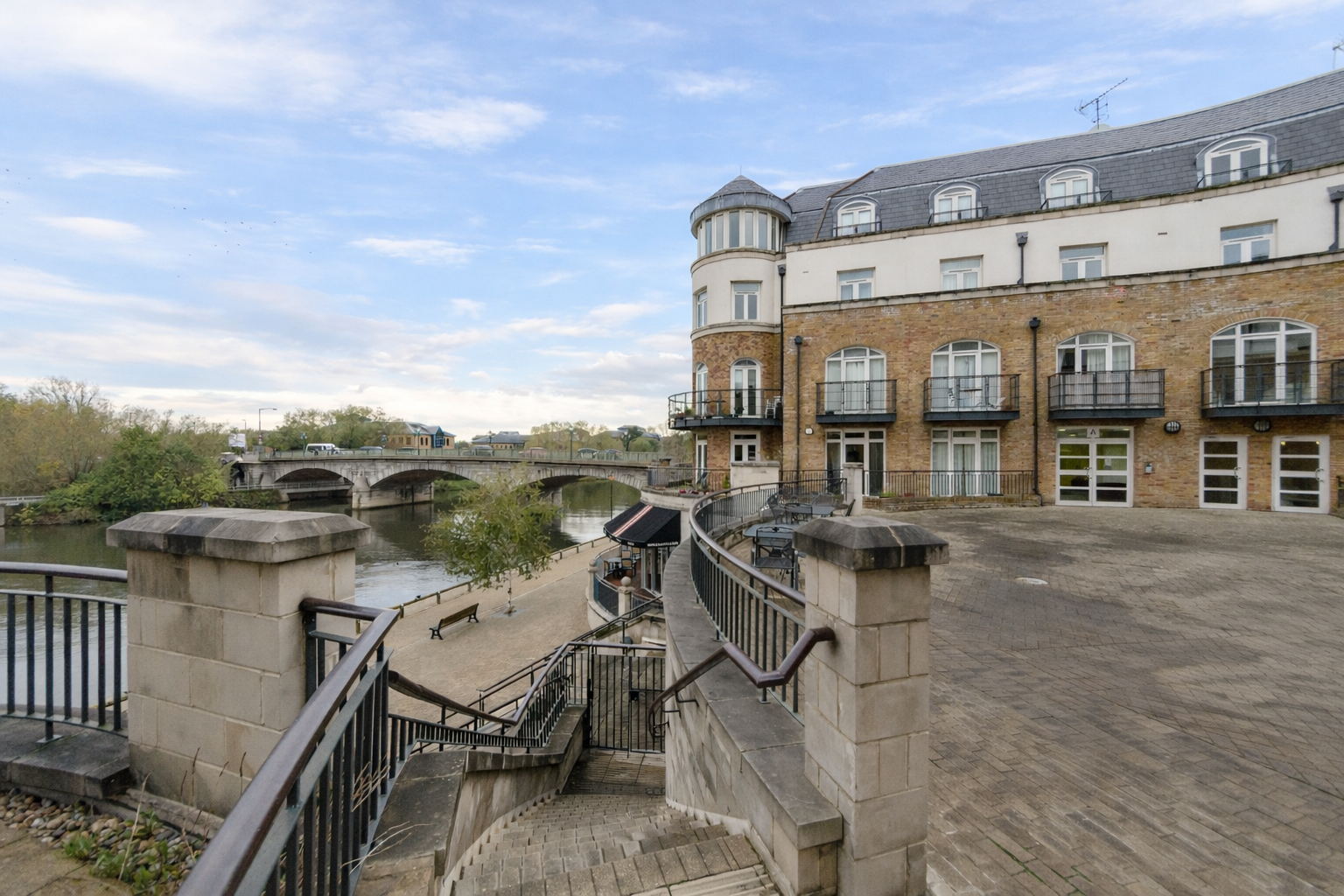 Serviced Apartments Staines – Thames Edge Short Lets UK Furnished-Serviced-Apartments-Staines-with-parking,-wifi,-all-bills-included.-Book-corporate-accommodation-in-West-London-with-Thames-views!