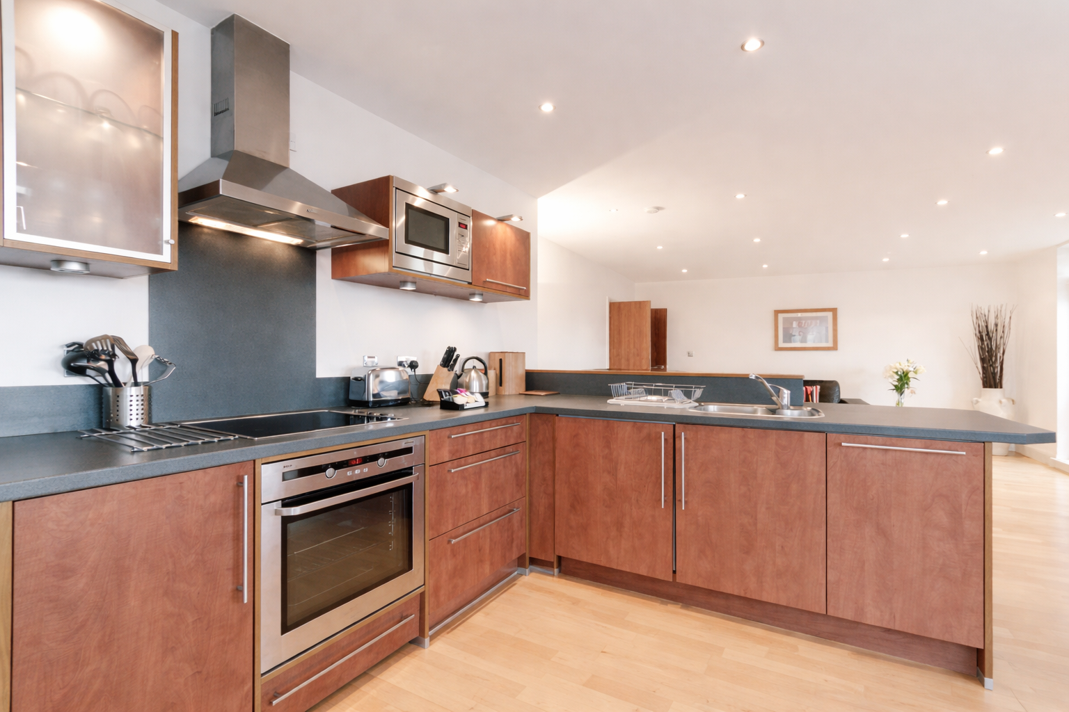 Serviced Apartments Staines – Thames Edge Short Lets UK Furnished-Serviced-Apartments-Staines-with-parking,-wifi,-all-bills-included.-Book-corporate-accommodation-in-West-London-with-Thames-views!