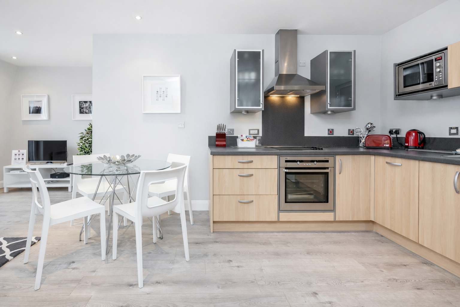 Serviced Apartments Staines – Thames Edge Short Lets UK Furnished-Serviced-Apartments-Staines-with-parking,-wifi,-all-bills-included.-Book-corporate-accommodation-in-West-London-with-Thames-views!