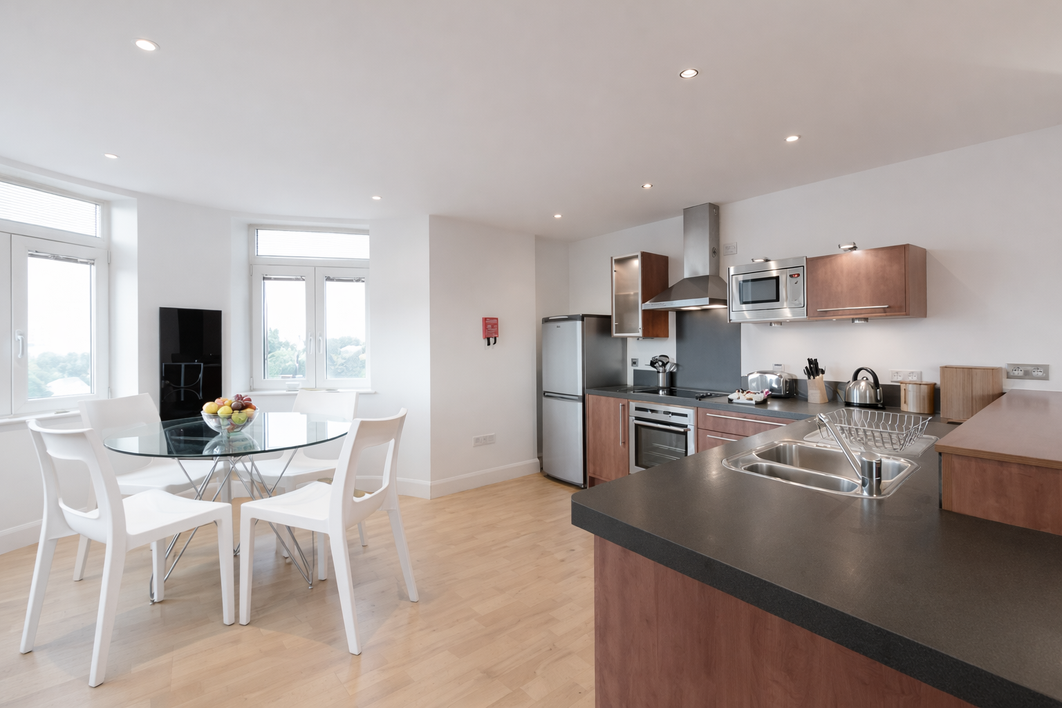 Serviced Apartments Staines – Thames Edge Short Lets UK Furnished-Serviced-Apartments-Staines-with-parking,-wifi,-all-bills-included.-Book-corporate-accommodation-in-West-London-with-Thames-views!