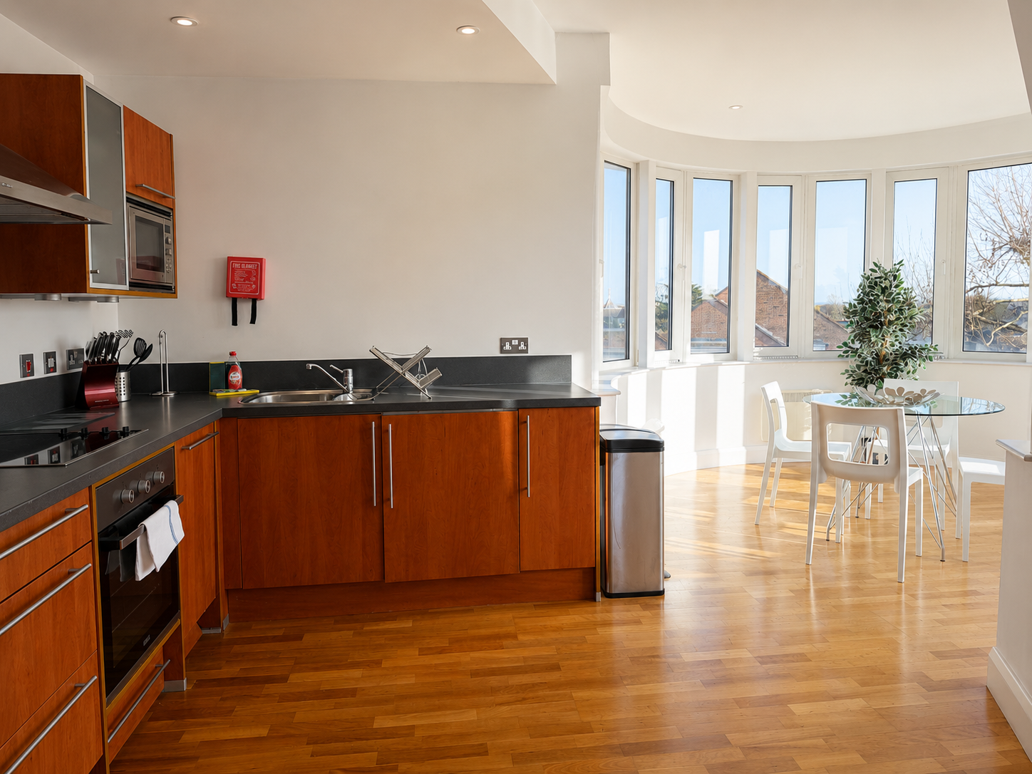 Serviced Apartments Staines – Thames Edge Short Lets UK Furnished-Serviced-Apartments-Staines-with-parking,-wifi,-all-bills-included.-Book-corporate-accommodation-in-West-London-with-Thames-views!