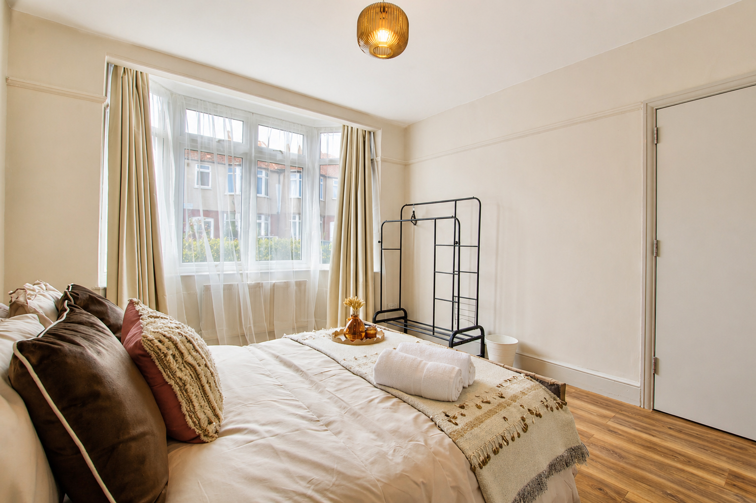 Holiday Homes Wembley London | Family & Group Stays Stay-in-holiday-homes-Wembley-London-near-Wembley-Stadium-and-Wembley-Central.-Ideal-for-families,-business-trips,-groups,-and-extended-stays.