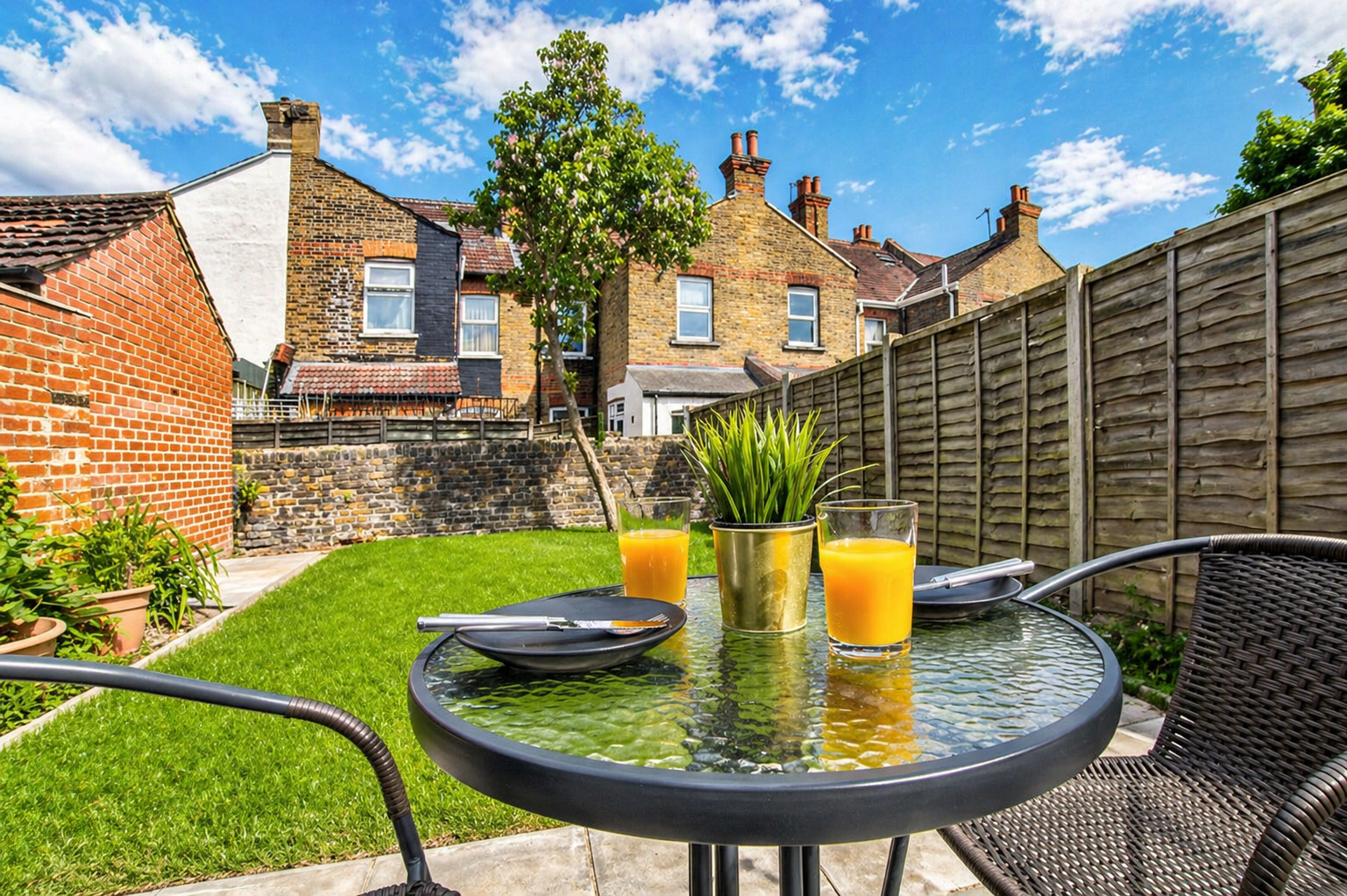 Stay in holiday homes Wembley London near Wembley Stadium and Wembley Central. Ideal for families, business trips, groups, and extended stays.