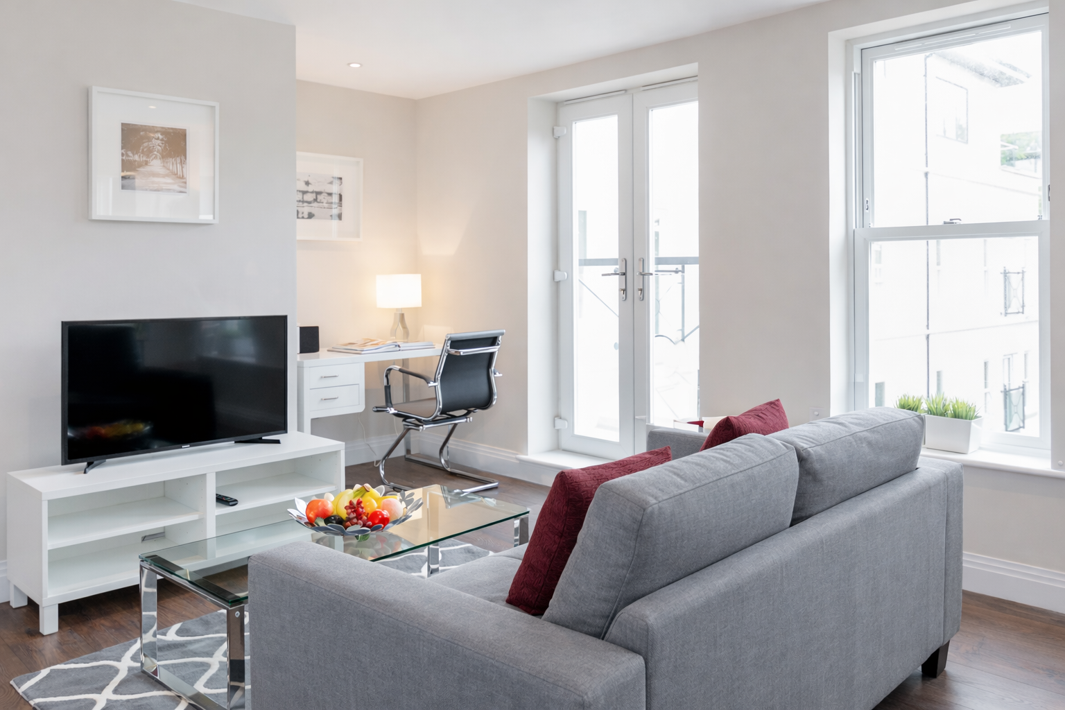 Holiday Apartments Surrey | Reigate Serviced Apartments Gatwick Book-holiday-apartments-Surrey-in-Reigate.-Luxury-serviced-apartments-near-Gatwick-Airport,-Reigate-Station-and-Surrey-business-hubs.