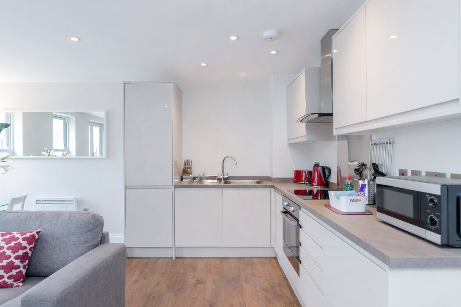 Holiday Apartments Surrey | Reigate Serviced Apartments Gatwick Book-holiday-apartments-Surrey-in-Reigate.-Luxury-serviced-apartments-near-Gatwick-Airport,-Reigate-Station-and-Surrey-business-hubs.