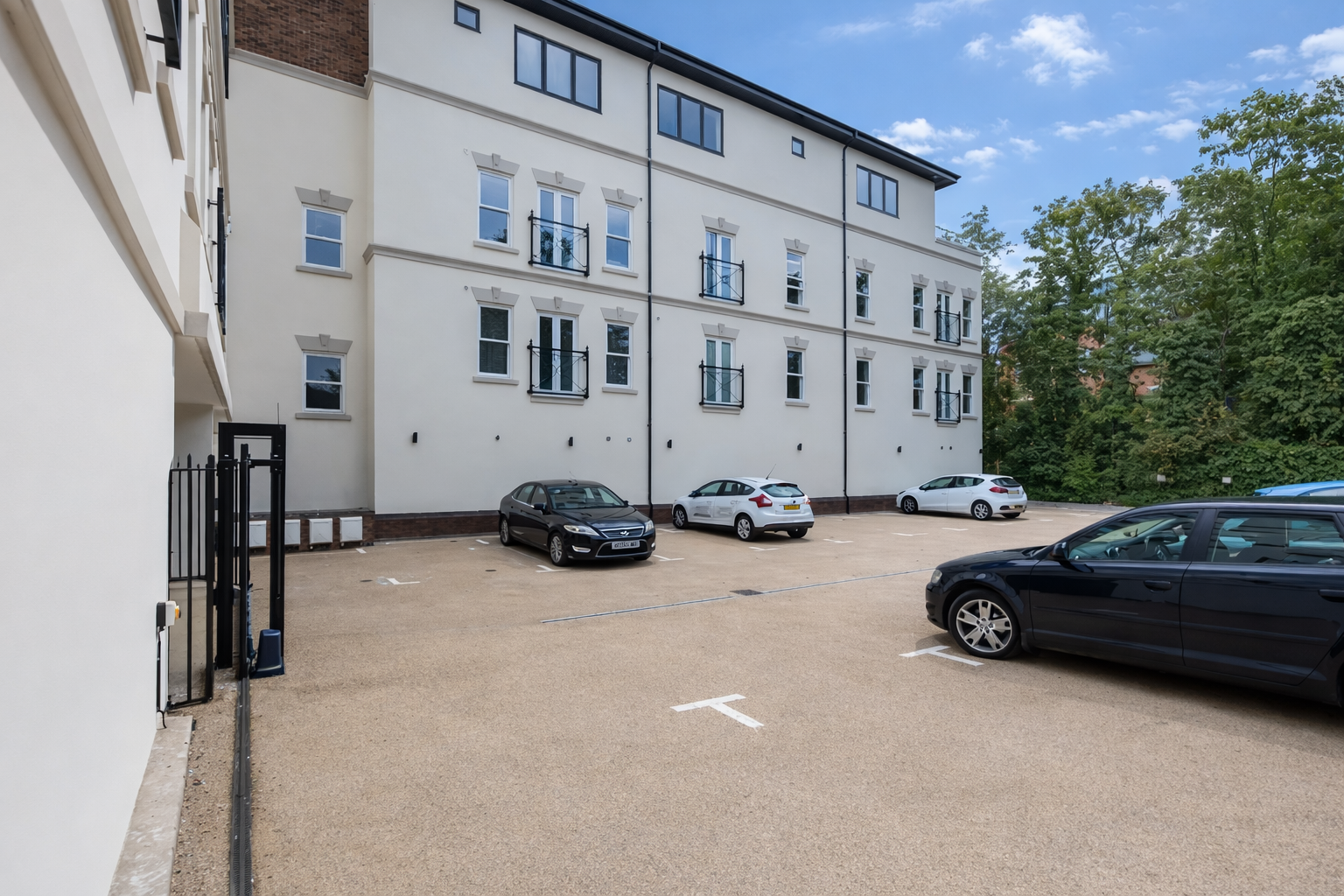 Holiday Apartments Surrey | Reigate Serviced Apartments Gatwick Book-holiday-apartments-Surrey-in-Reigate.-Luxury-serviced-apartments-near-Gatwick-Airport,-Reigate-Station-and-Surrey-business-hubs.