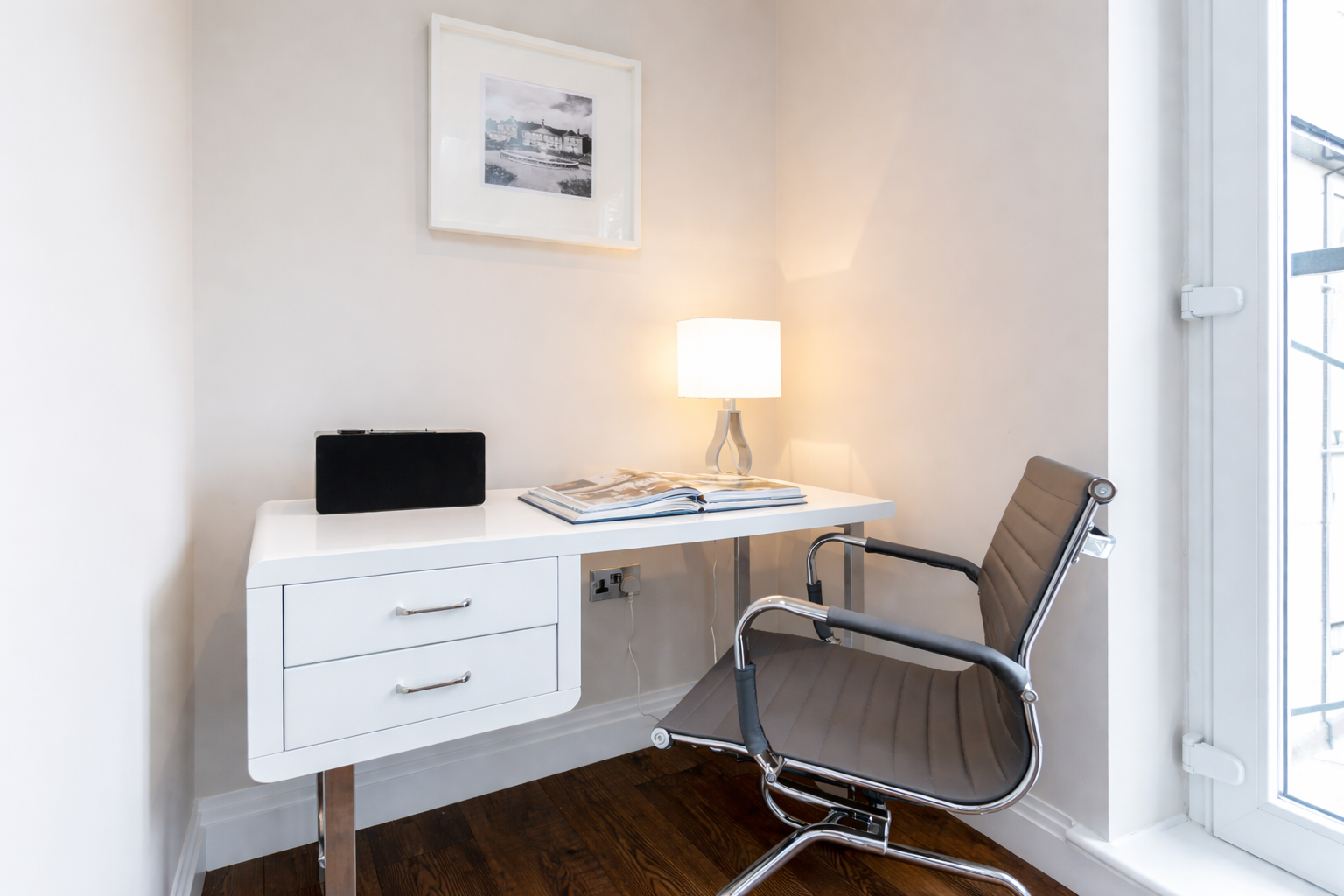 Holiday Apartments Surrey | Reigate Serviced Apartments Gatwick Book-holiday-apartments-Surrey-in-Reigate.-Luxury-serviced-apartments-near-Gatwick-Airport,-Reigate-Station-and-Surrey-business-hubs.