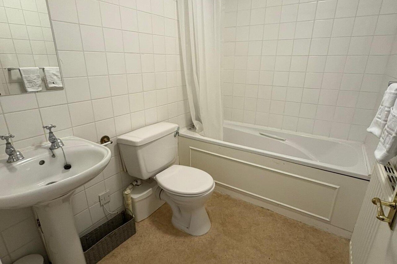 Wales Holiday Cottages | Furnished Apartment Urban Stay Wales-holiday-cottages-near-Swansea-for-groups.-Manor-Park-Country-House-sleeps-28,-ideal-for-family-breaks-and-South-Wales-holidays.