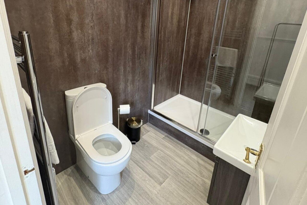 Wales Holiday Cottages | Furnished Apartment Urban Stay Wales-holiday-cottages-near-Swansea-for-groups.-Manor-Park-Country-House-sleeps-28,-ideal-for-family-breaks-and-South-Wales-holidays.