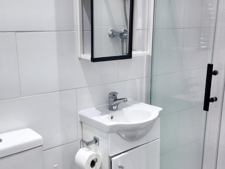 Croydon Corporate Rentals | Serviced Apartments Urban Stay Book-Croydon-corporate-rentals-near-Norwood-Junction-Station.-Ideal-for-business-travel,-contractors,-&-extended-stays-in-South-London.