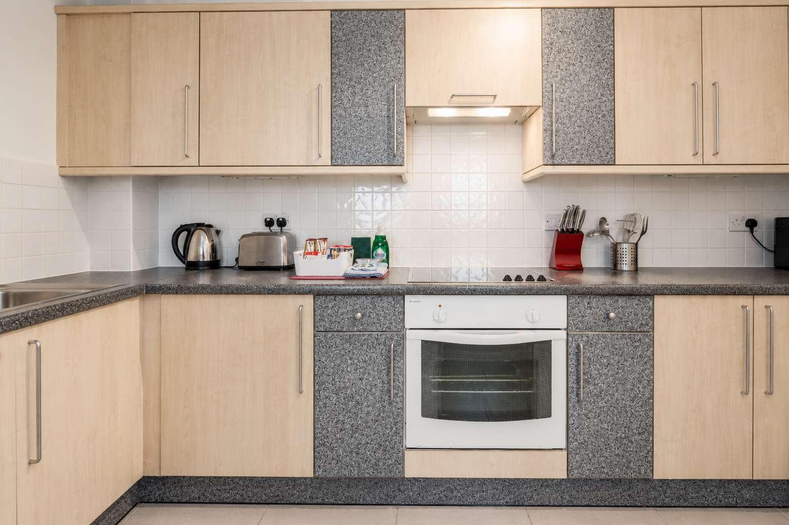 Kingston Corporate Apartments | Serviced Apartments Surrey Stay-in-Kingston-corporate-apartments-near-Kingston-Station.-Ideal-for-business-travel,-relocations,-self-catering-stays,-and-Surrey-holidays.