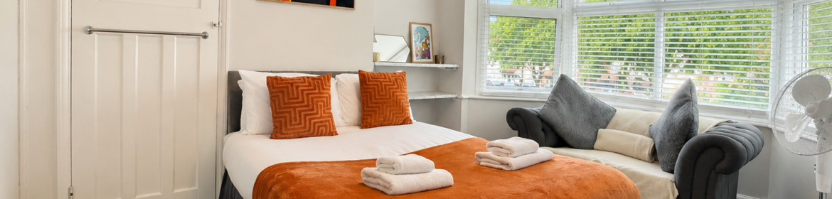Book a spacious 3-bed short let in Greenford, ideal for corporate stays, contractors, families and extended London visits.