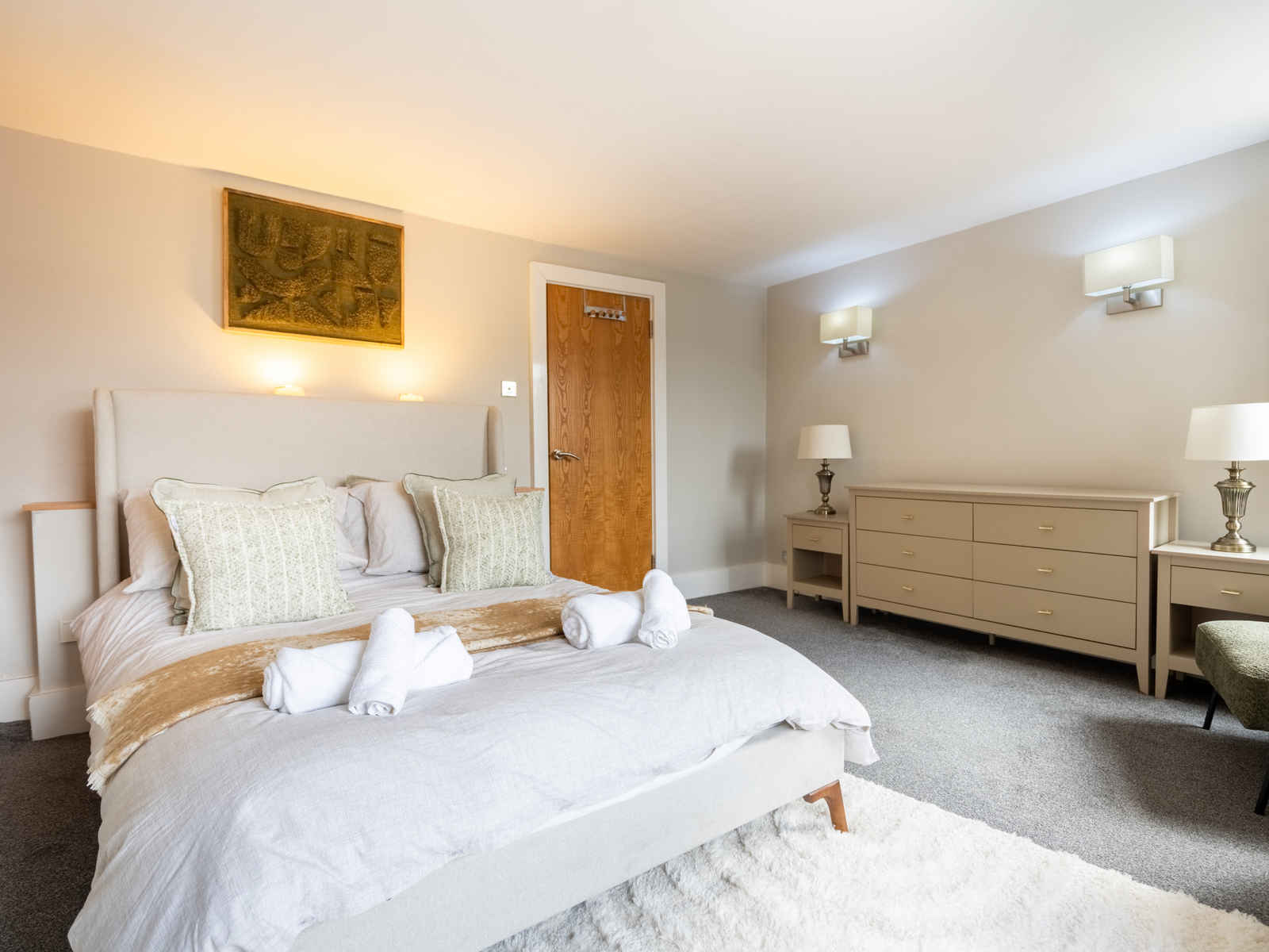 Holiday Homes Hertfordshire | 2-Bedroom Apartment in Colchester Book-Holiday-Homes-Hertfordshire-at-North-Hill-Serviced-Apartment-in-Colchester.-Enjoy-two-beds,-central-location-and-self-catering-facilities
