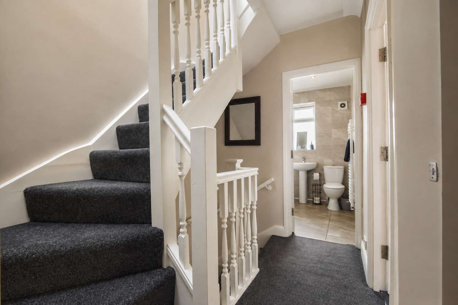 Greenford Short Let Rentals | Spacious 3 Bedroom Apartment Book-a-spacious-3-bed-short-let-in-Greenford,-ideal-for-corporate-stays,-contractors,-families-and-extended-London-visits.