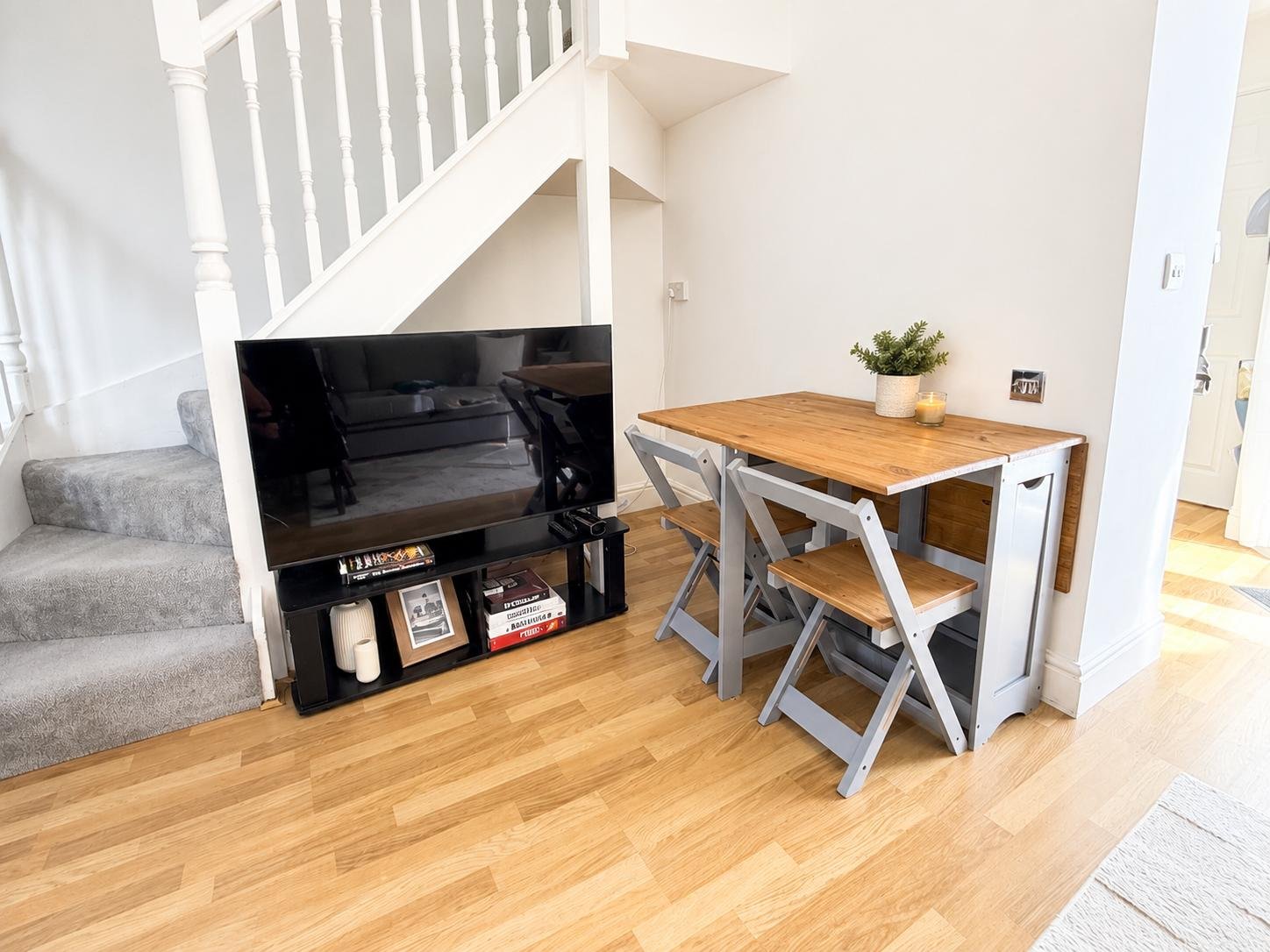Surrey Holiday Homes | Furnished Cottages and Apartments Egham Book-Surrey-Holiday-Homes-near-Egham-and-Heathrow-Airport.-Ideal-for-family-stays,-business-trips,-and-extended-accommodation.-Book-Now