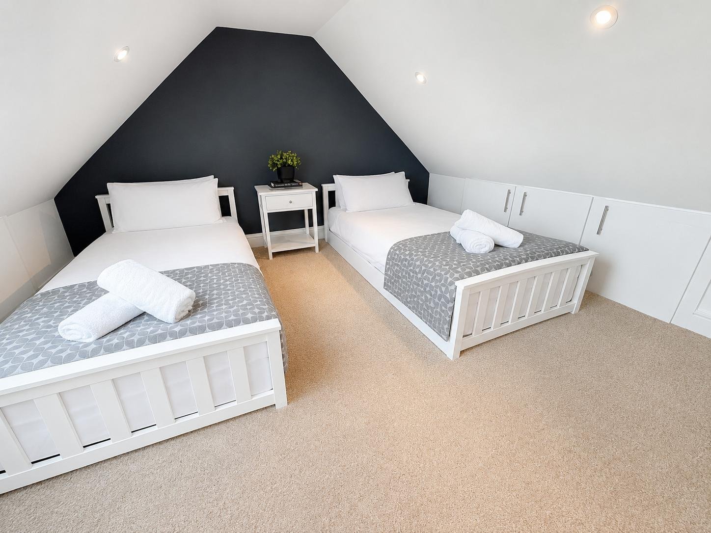 Surrey Holiday Homes | Furnished Cottages and Apartments Egham Book-Surrey-Holiday-Homes-near-Egham-and-Heathrow-Airport.-Ideal-for-family-stays,-business-trips,-and-extended-accommodation.-Book-Now
