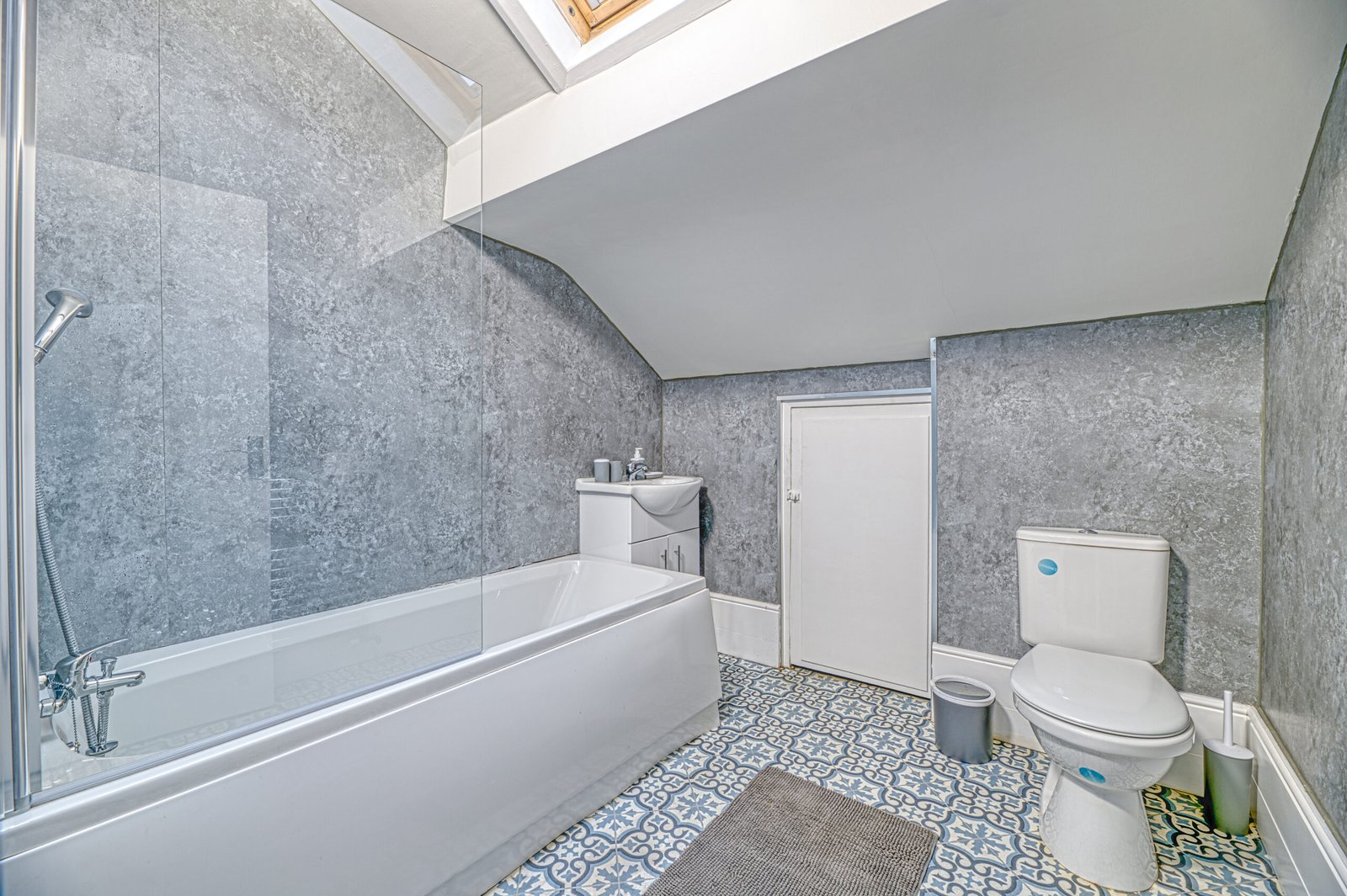 Holiday Apartments Lancashire | 2-Bedroom Lytham St Annes Stay Holiday-apartments-Lancashire-with-two-bedrooms,-kitchen,-WiFi-and-transport-links.-Ideal-for-short-lets,-holidays-and-extended-stays.