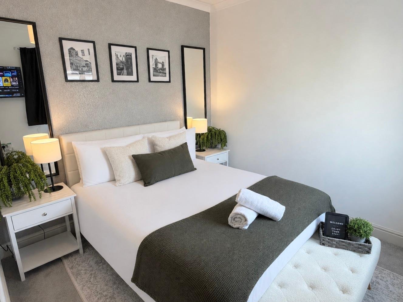 Surrey Holiday Homes | Furnished Cottages and Apartments Egham Book-Surrey-Holiday-Homes-near-Egham-and-Heathrow-Airport.-Ideal-for-family-stays,-business-trips,-and-extended-accommodation.-Book-Now