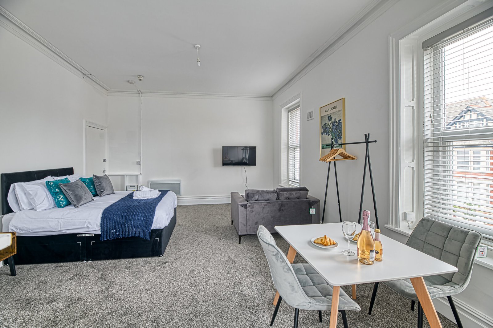 Accommodation Lytham St Annes | Studio Short Let Apartment Modern-studio-accommodation-in-Lytham-St-Annes-with-WiFi,-Smart-TV,-kitchenette-and-easy-access-to-St-Annes-Station,-Blackpool-and-Preston.