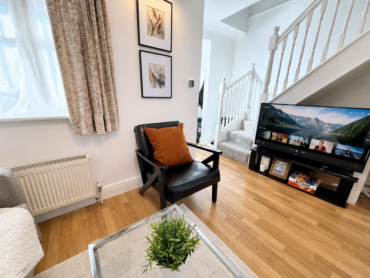 Surrey Holiday Homes | Furnished Cottages and Apartments Egham Book-Surrey-Holiday-Homes-near-Egham-and-Heathrow-Airport.-Ideal-for-family-stays,-business-trips,-and-extended-accommodation.-Book-Now