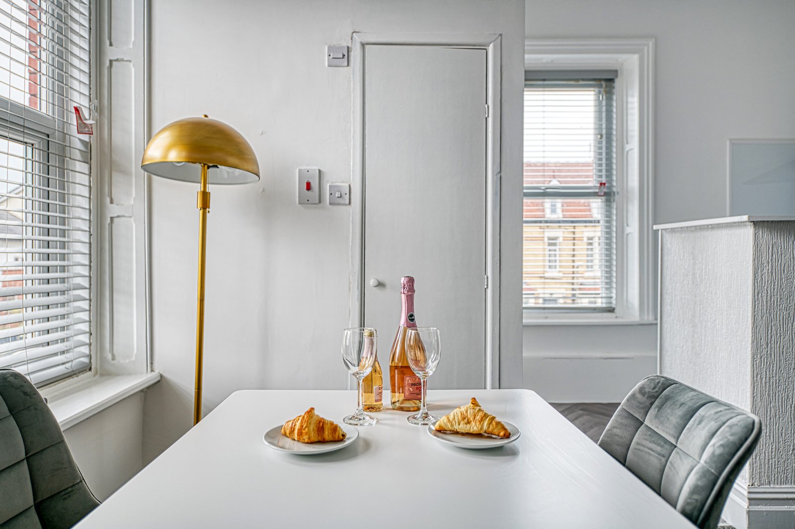 Accommodation Lytham St Annes | Studio Short Let Apartment Modern-studio-accommodation-in-Lytham-St-Annes-with-WiFi,-Smart-TV,-kitchenette-and-easy-access-to-St-Annes-Station,-Blackpool-and-Preston.