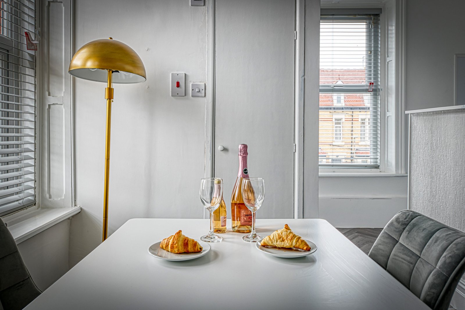 Accommodation Lytham St Annes | Studio Short Let Apartment Modern-studio-accommodation-in-Lytham-St-Annes-with-WiFi,-Smart-TV,-kitchenette-and-easy-access-to-St-Annes-Station,-Blackpool-and-Preston.