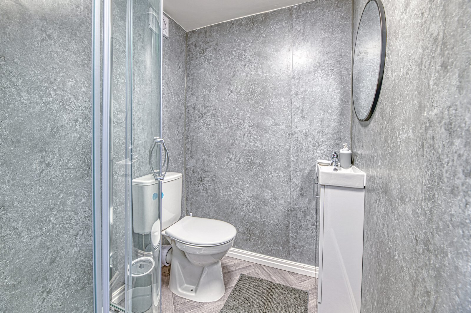 Accommodation Lytham St Annes | Studio Short Let Apartment Modern-studio-accommodation-in-Lytham-St-Annes-with-WiFi,-Smart-TV,-kitchenette-and-easy-access-to-St-Annes-Station,-Blackpool-and-Preston.