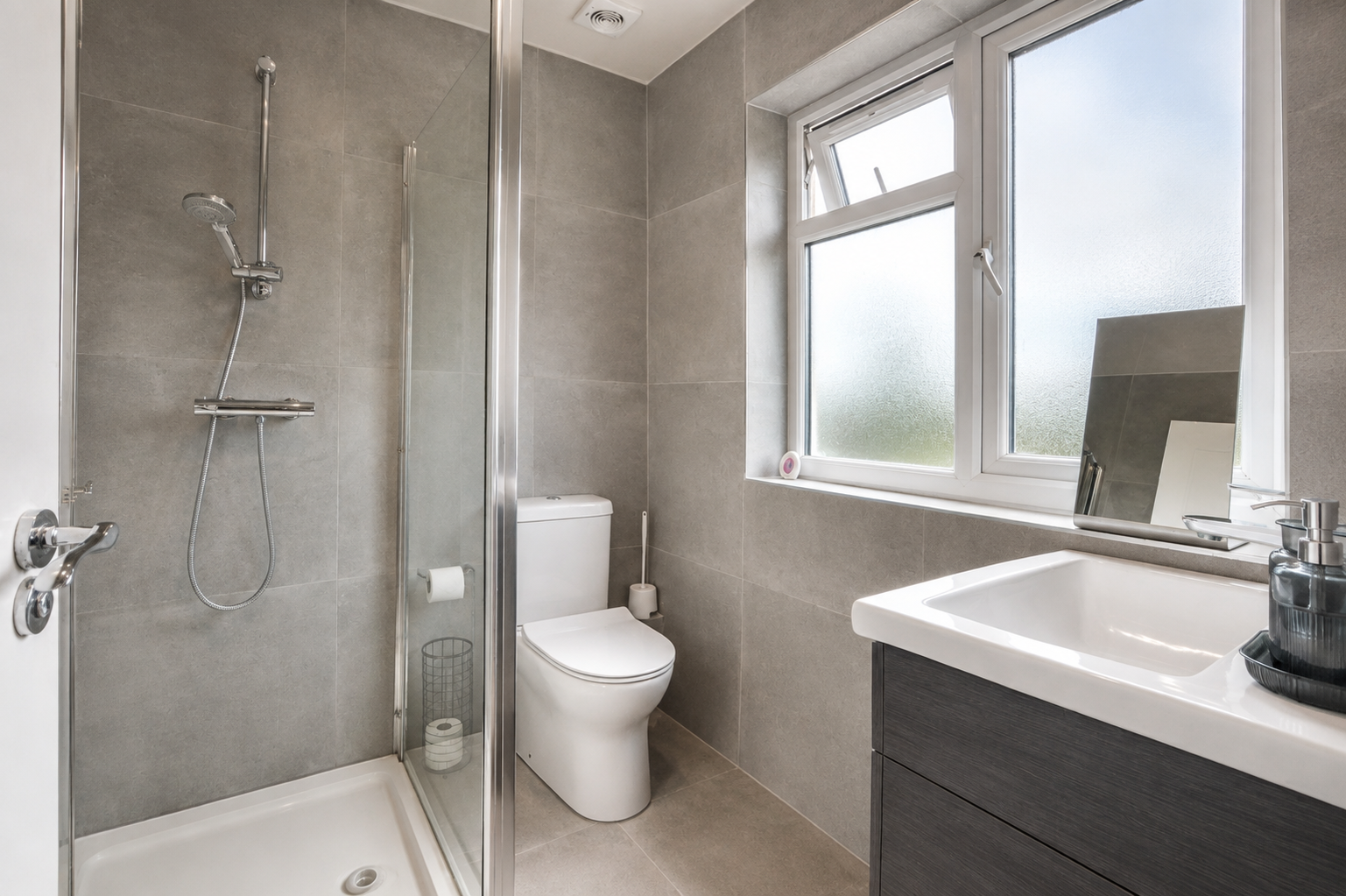 Greenford Short Let Rentals | Spacious 3 Bedroom Apartment Book-a-spacious-3-bed-short-let-in-Greenford,-ideal-for-corporate-stays,-contractors,-families-and-extended-London-visits.