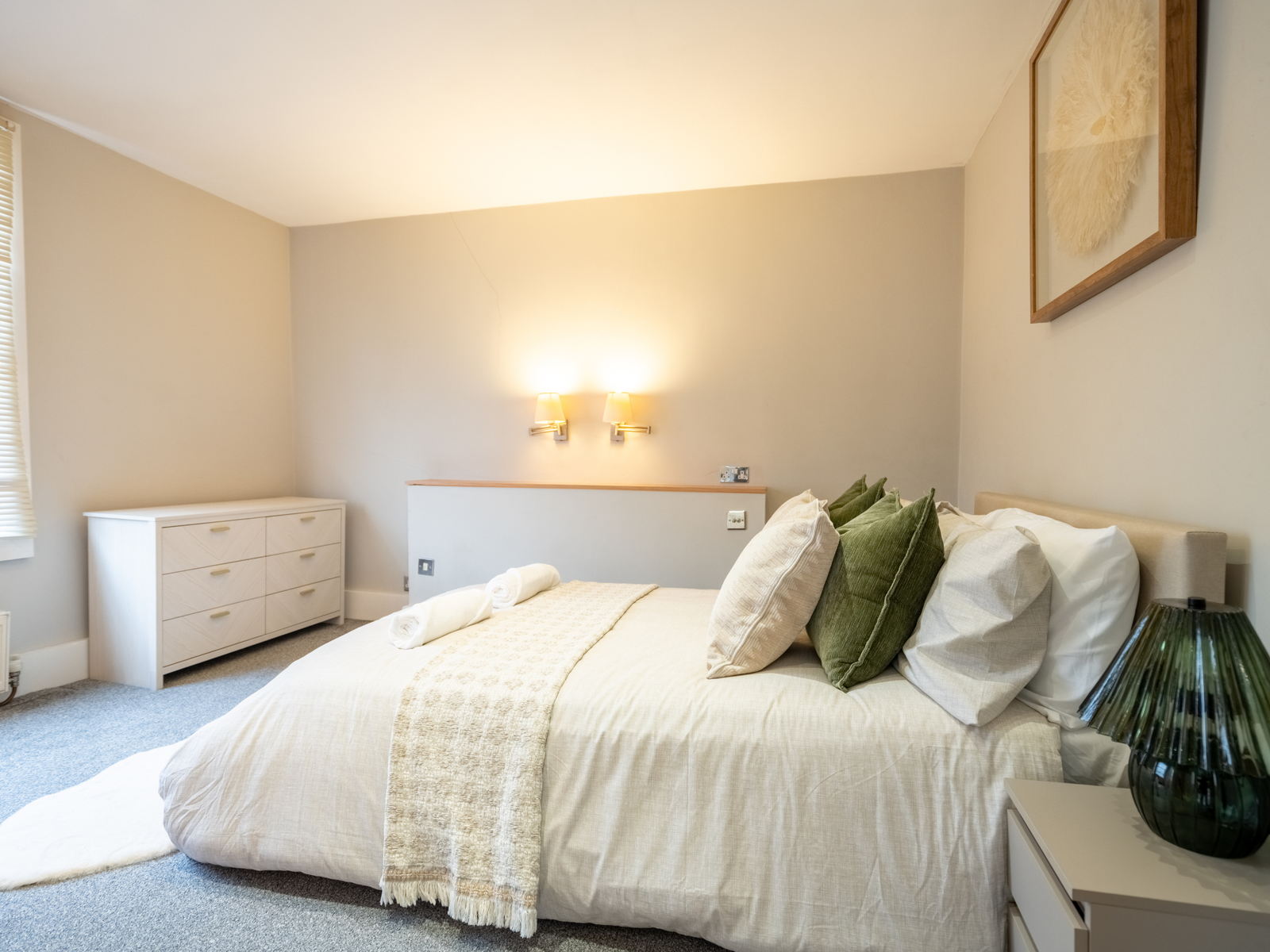 Holiday Homes Hertfordshire | 2-Bedroom Apartment in Colchester Book-Holiday-Homes-Hertfordshire-at-North-Hill-Serviced-Apartment-in-Colchester.-Enjoy-two-beds,-central-location-and-self-catering-facilities