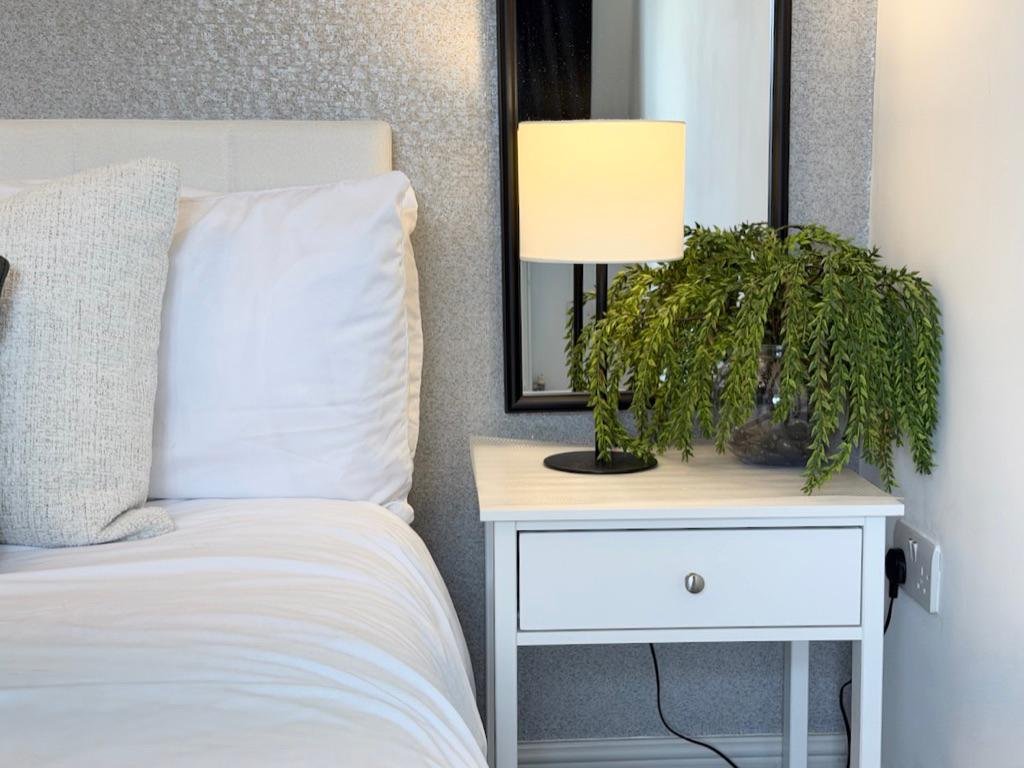 Surrey Holiday Homes | Furnished Cottages and Apartments Egham Book-Surrey-Holiday-Homes-near-Egham-and-Heathrow-Airport.-Ideal-for-family-stays,-business-trips,-and-extended-accommodation.-Book-Now