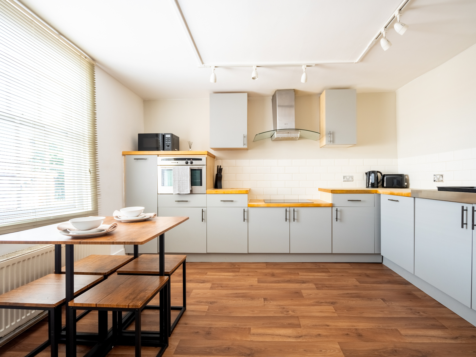 Holiday Homes Hertfordshire | 2-Bedroom Apartment in Colchester Book-Holiday-Homes-Hertfordshire-at-North-Hill-Serviced-Apartment-in-Colchester.-Enjoy-two-beds,-central-location-and-self-catering-facilities