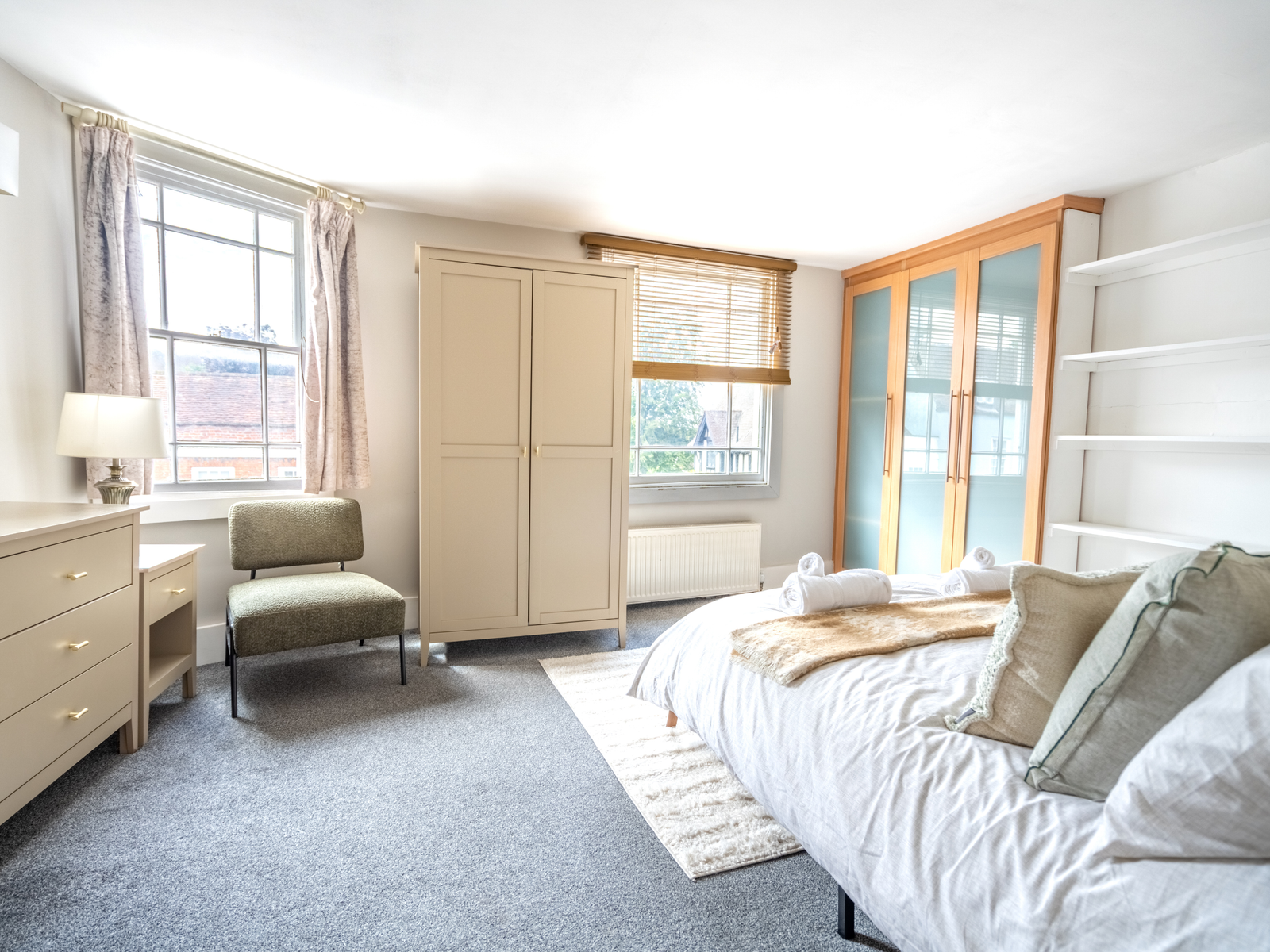 Holiday Homes Hertfordshire | 2-Bedroom Apartment in Colchester Book-Holiday-Homes-Hertfordshire-at-North-Hill-Serviced-Apartment-in-Colchester.-Enjoy-two-beds,-central-location-and-self-catering-facilities