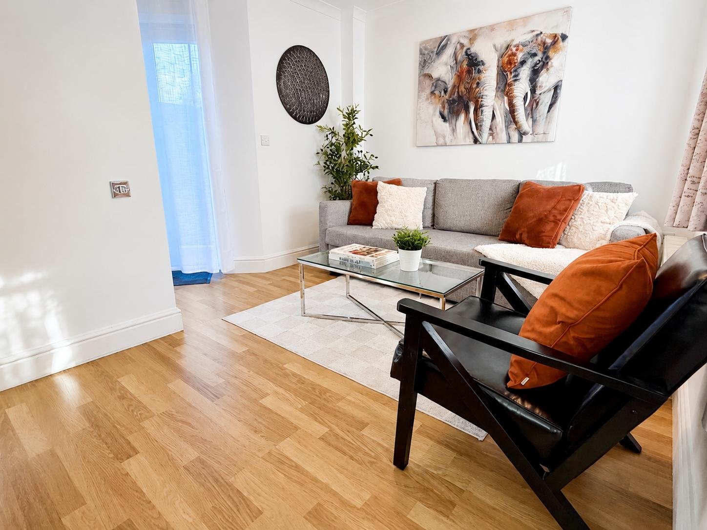 Surrey Holiday Homes | Furnished Cottages and Apartments Egham Book-Surrey-Holiday-Homes-near-Egham-and-Heathrow-Airport.-Ideal-for-family-stays,-business-trips,-and-extended-accommodation.-Book-Now