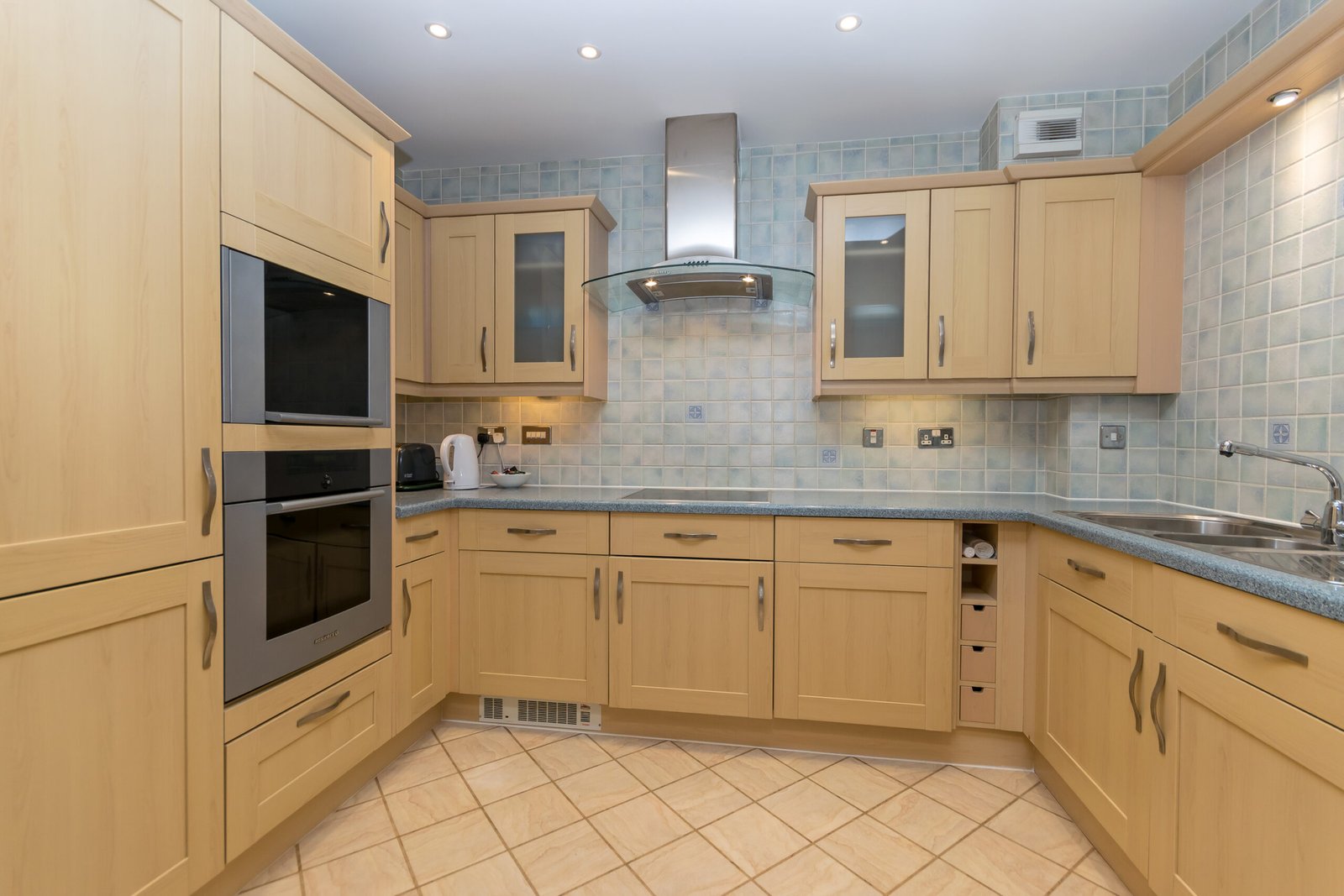 Holiday Apartments Chester | City Centre Stay & Parking Book-Holiday-Apartments-Chester-near-shops,-attractions-and-Chester-Station.-Enjoy-a-king-bed,-free-parking,-WiFi-and-self-catering-comfort.