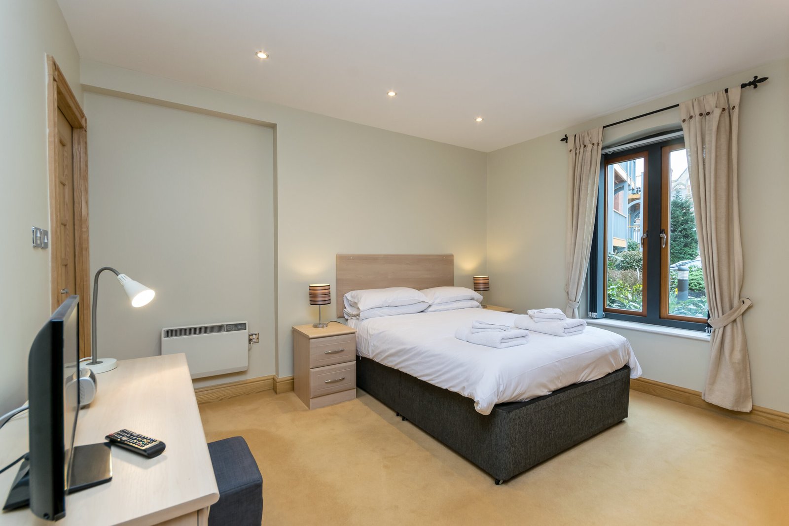 Holiday Apartments Chester | City Centre Stay & Parking Book-Holiday-Apartments-Chester-near-shops,-attractions-and-Chester-Station.-Enjoy-a-king-bed,-free-parking,-WiFi-and-self-catering-comfort.
