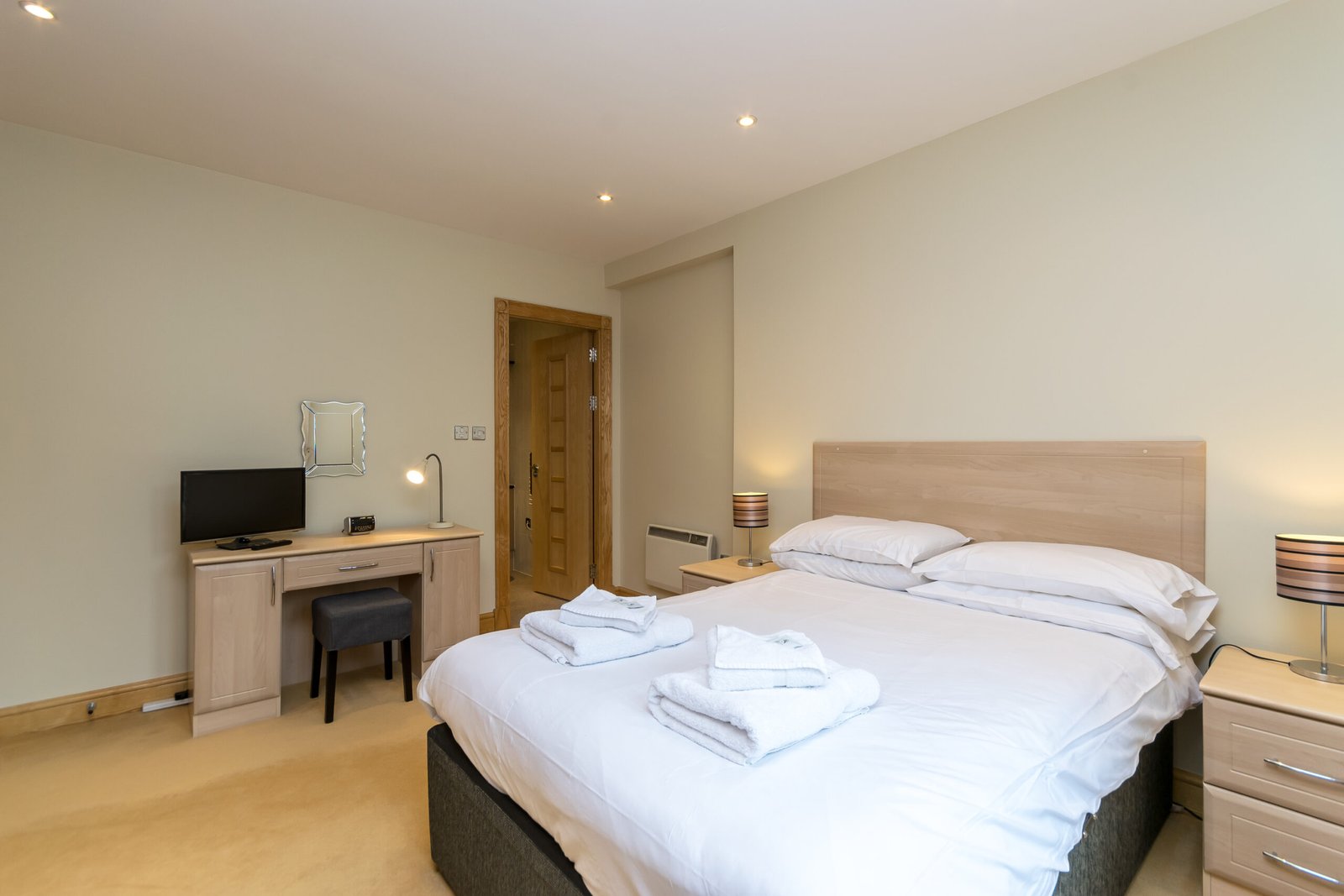 Holiday Apartments Chester | City Centre Stay & Parking Book-Holiday-Apartments-Chester-near-shops,-attractions-and-Chester-Station.-Enjoy-a-king-bed,-free-parking,-WiFi-and-self-catering-comfort.
