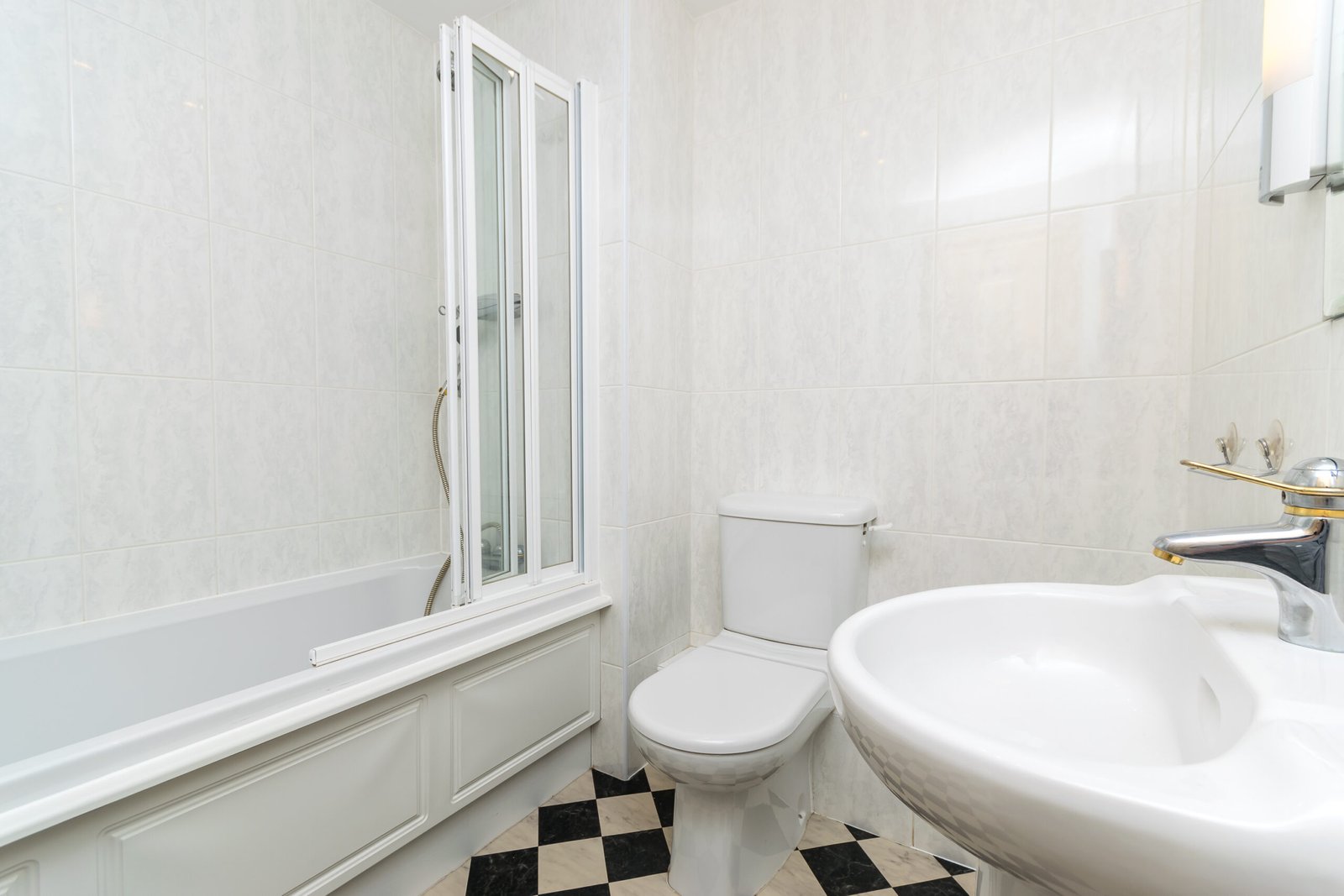 Holiday Apartments Chester | City Centre Stay & Parking Book-Holiday-Apartments-Chester-near-shops,-attractions-and-Chester-Station.-Enjoy-a-king-bed,-free-parking,-WiFi-and-self-catering-comfort.