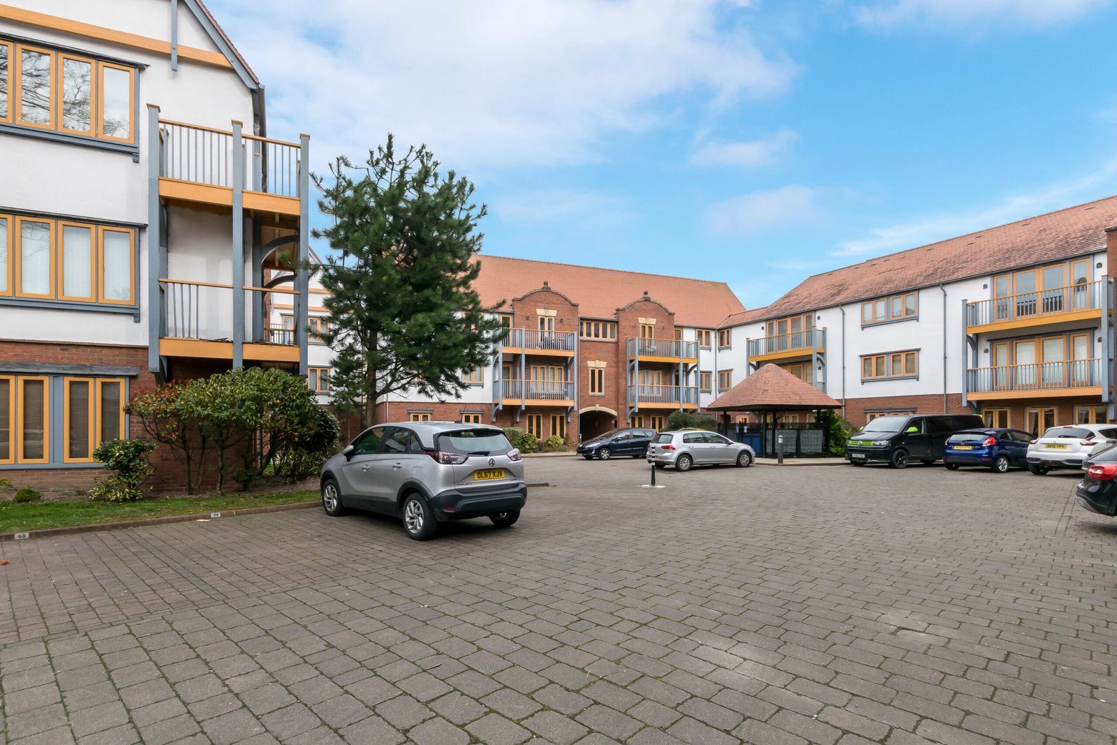 Holiday Apartments Chester | City Centre Stay & Parking Book-Holiday-Apartments-Chester-near-shops,-attractions-and-Chester-Station.-Enjoy-a-king-bed,-free-parking,-WiFi-and-self-catering-comfort.