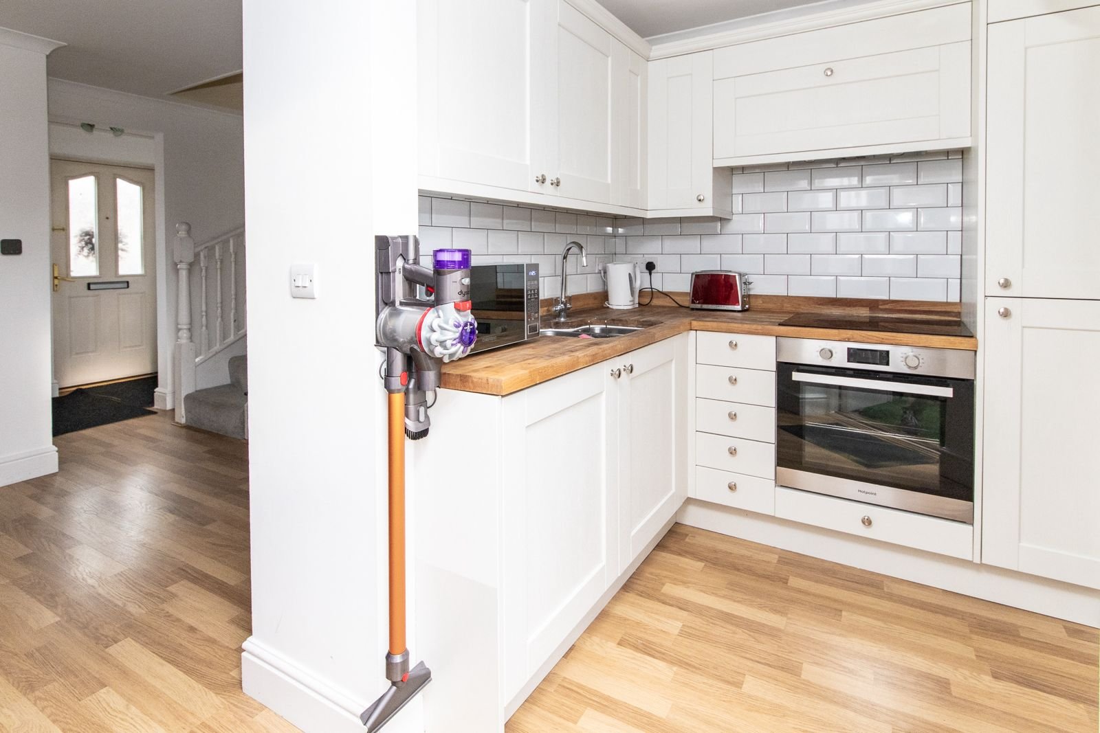 Surrey Holiday Homes | Furnished Cottages and Apartments Egham Book-Surrey-Holiday-Homes-near-Egham-and-Heathrow-Airport.-Ideal-for-family-stays,-business-trips,-and-extended-accommodation.-Book-Now