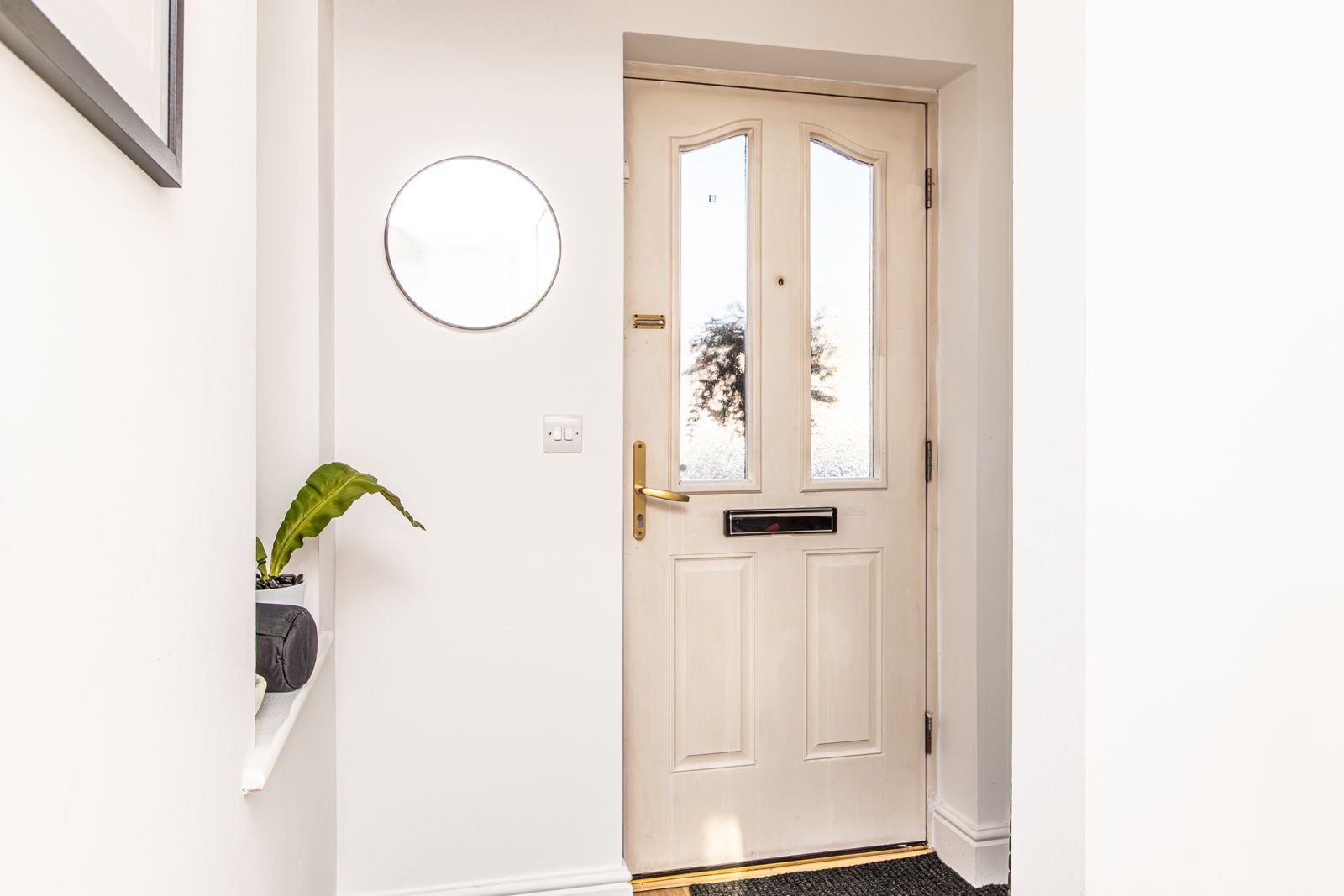 Surrey Holiday Homes | Furnished Cottages and Apartments Egham Book-Surrey-Holiday-Homes-near-Egham-and-Heathrow-Airport.-Ideal-for-family-stays,-business-trips,-and-extended-accommodation.-Book-Now