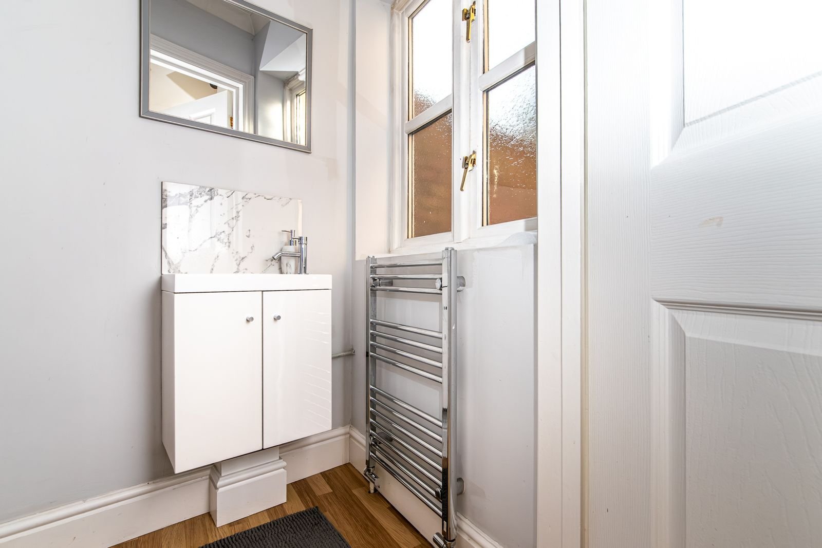 Surrey Holiday Homes | Furnished Cottages and Apartments Egham Book-Surrey-Holiday-Homes-near-Egham-and-Heathrow-Airport.-Ideal-for-family-stays,-business-trips,-and-extended-accommodation.-Book-Now