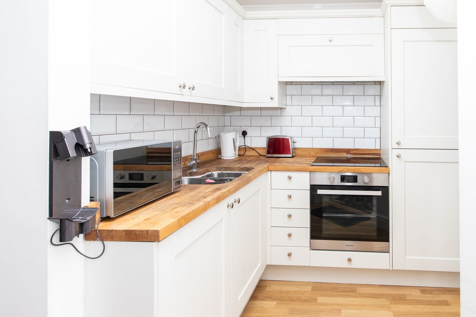 Surrey Holiday Homes | Furnished Cottages and Apartments Egham Book-Surrey-Holiday-Homes-near-Egham-and-Heathrow-Airport.-Ideal-for-family-stays,-business-trips,-and-extended-accommodation.-Book-Now