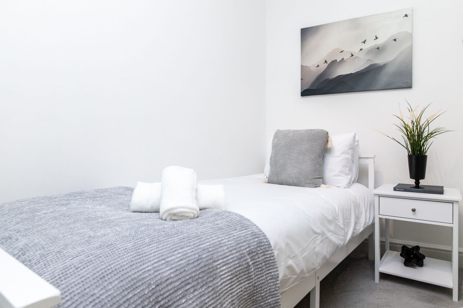 Surrey Holiday Homes | Furnished Cottages and Apartments Egham Book-Surrey-Holiday-Homes-near-Egham-and-Heathrow-Airport.-Ideal-for-family-stays,-business-trips,-and-extended-accommodation.-Book-Now