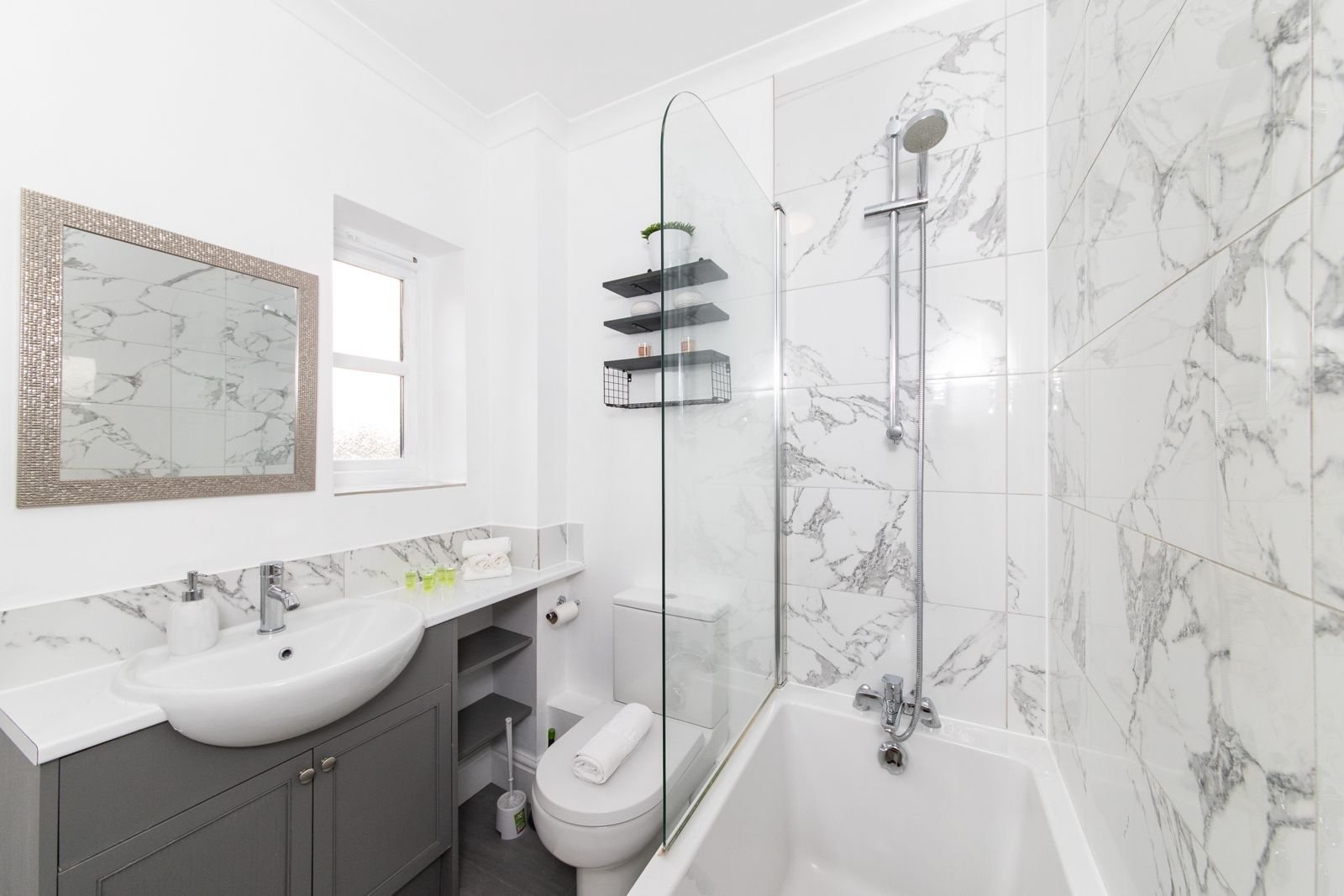 Surrey Holiday Homes | Furnished Cottages and Apartments Egham Book-Surrey-Holiday-Homes-near-Egham-and-Heathrow-Airport.-Ideal-for-family-stays,-business-trips,-and-extended-accommodation.-Book-Now
