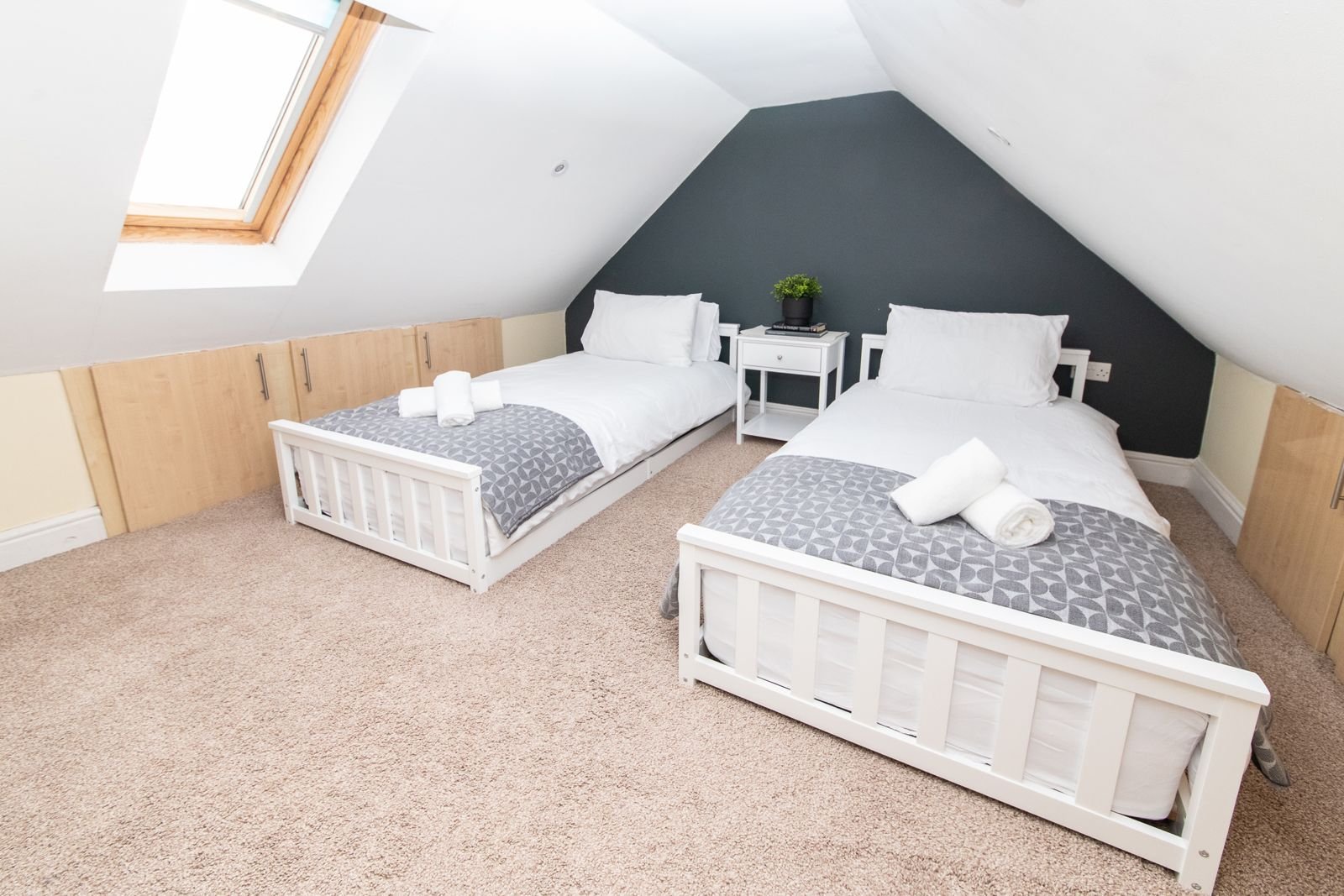 Surrey Holiday Homes | Furnished Cottages and Apartments Egham Book-Surrey-Holiday-Homes-near-Egham-and-Heathrow-Airport.-Ideal-for-family-stays,-business-trips,-and-extended-accommodation.-Book-Now